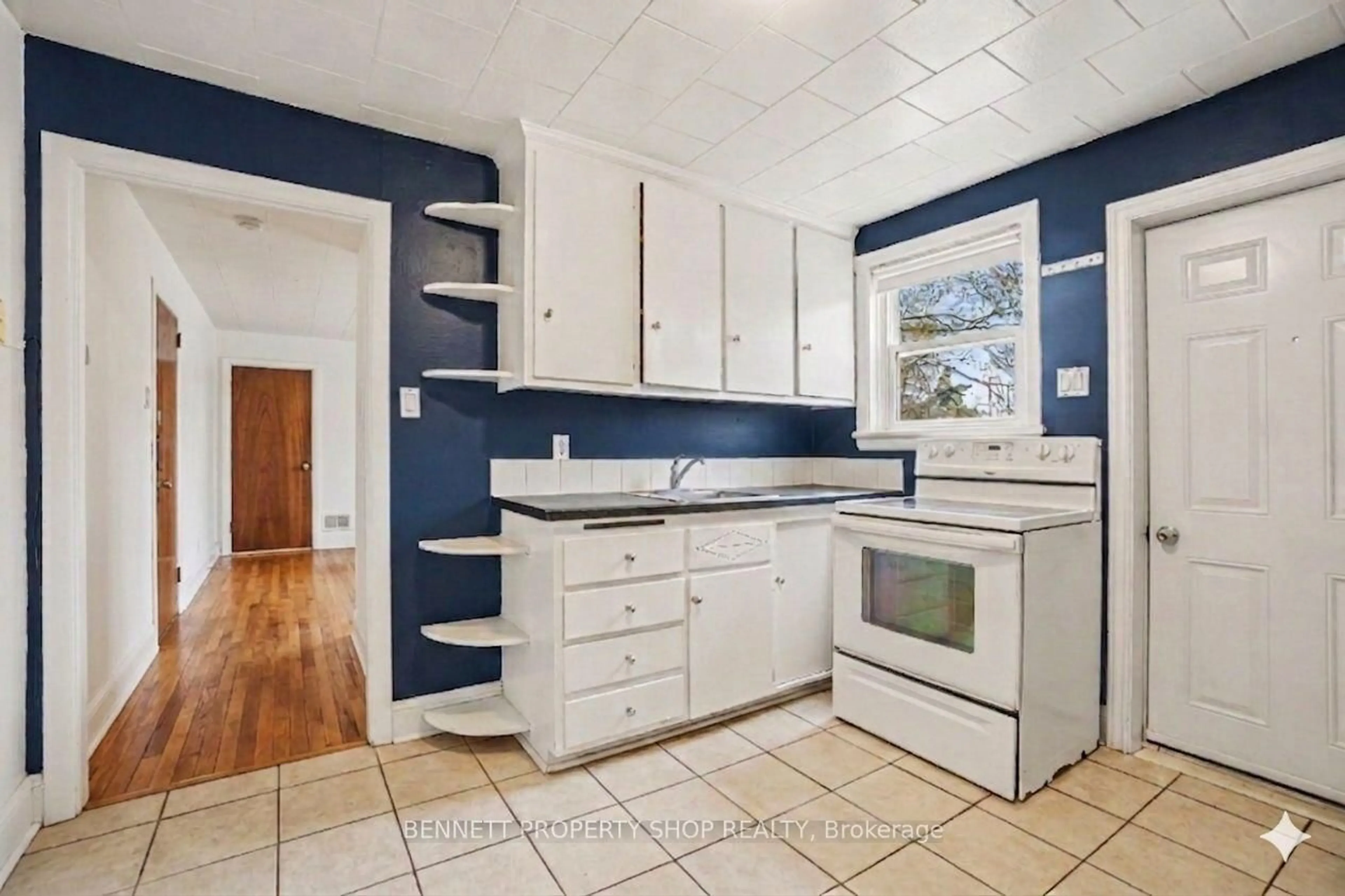 Standard kitchen, ceramic/tile floor for 3033 Richmond Rd, Ottawa Ontario K2B 6S6
