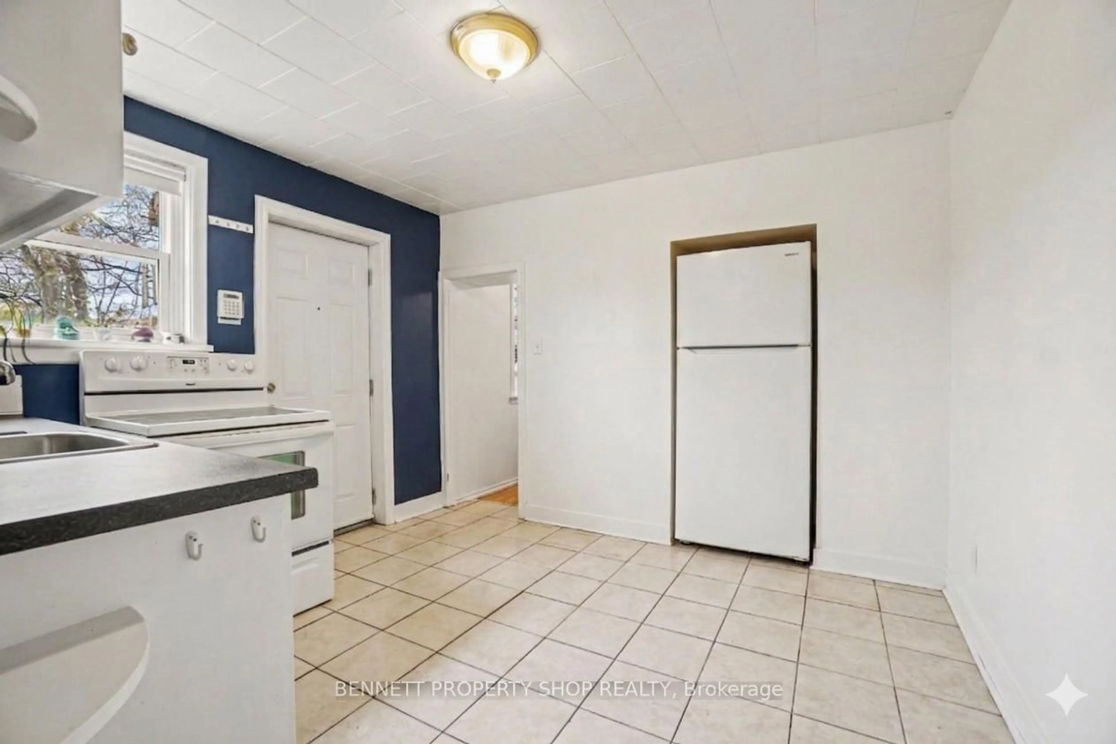 Standard kitchen, unknown for 3033 Richmond Rd, Ottawa Ontario K2B 6S6