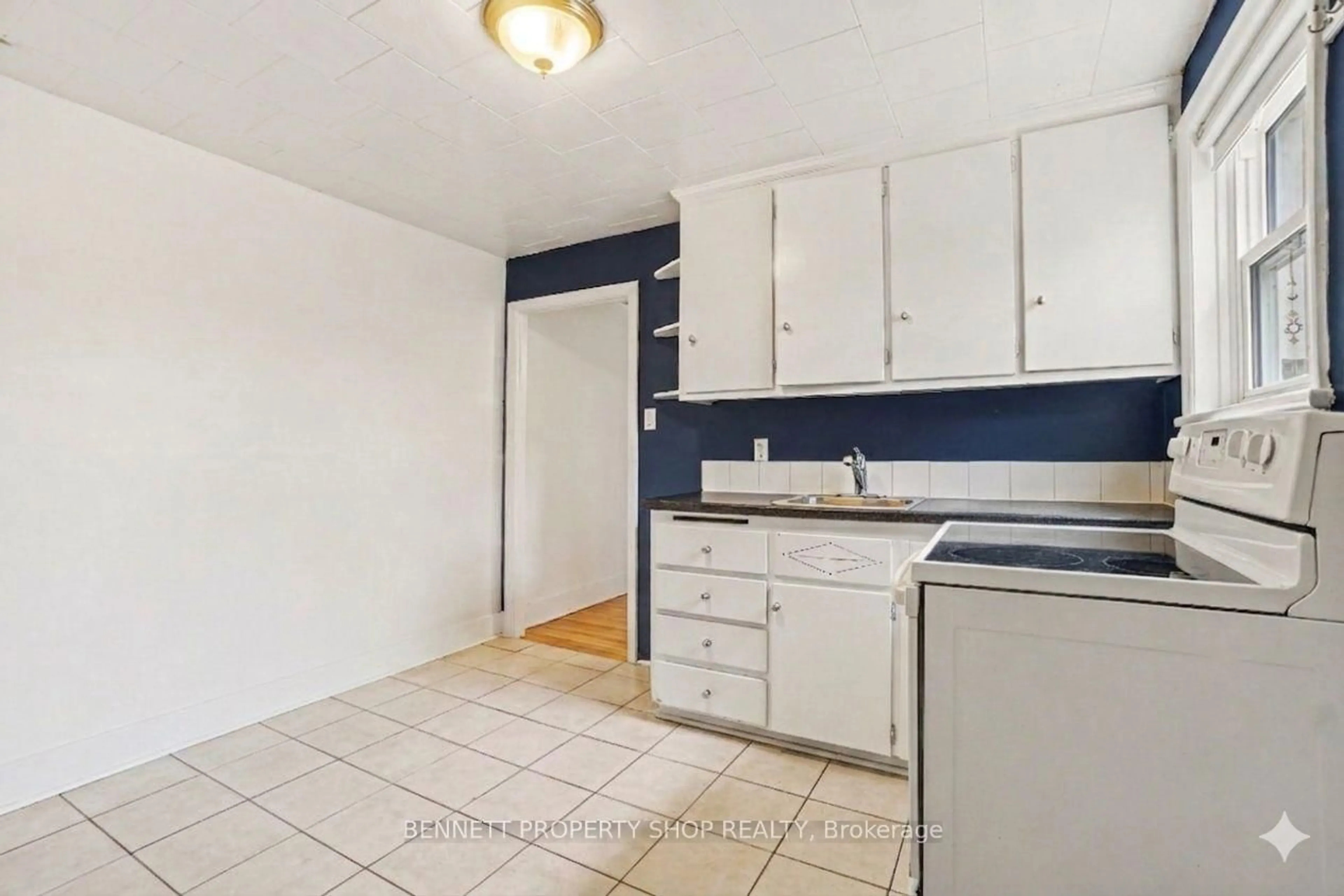 Standard kitchen, unknown for 3033 Richmond Rd, Ottawa Ontario K2B 6S6