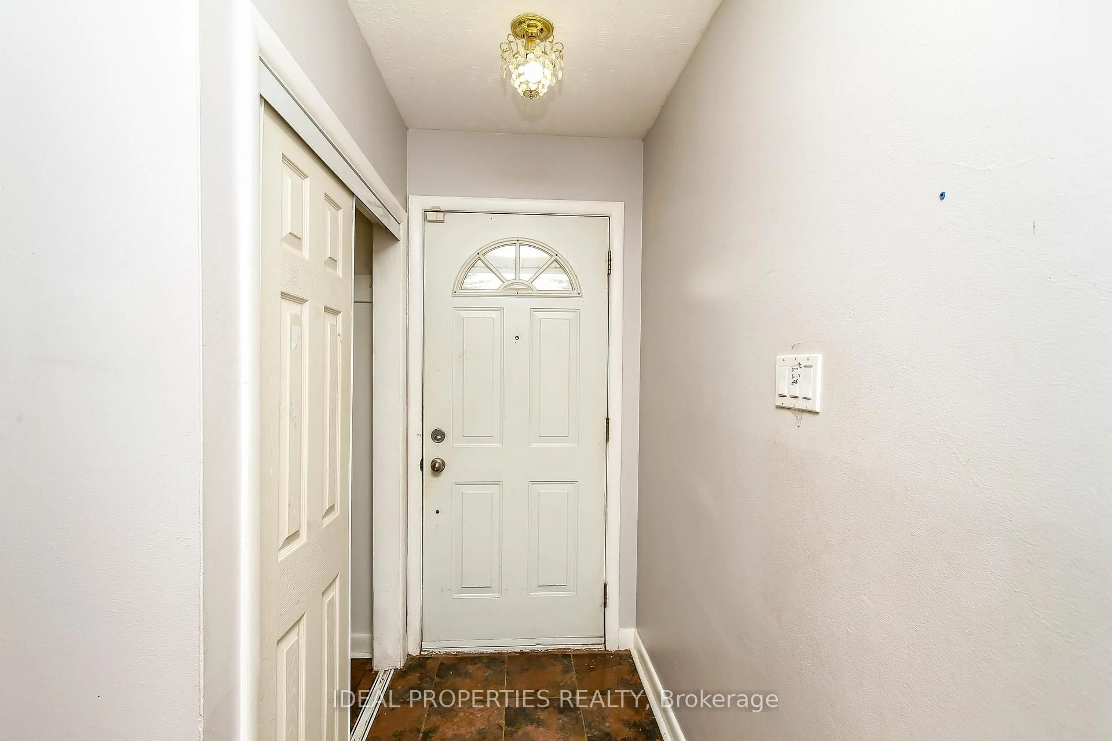 Indoor entryway for 1217 Parkway Dr, Ottawa Ontario K2C 2W5