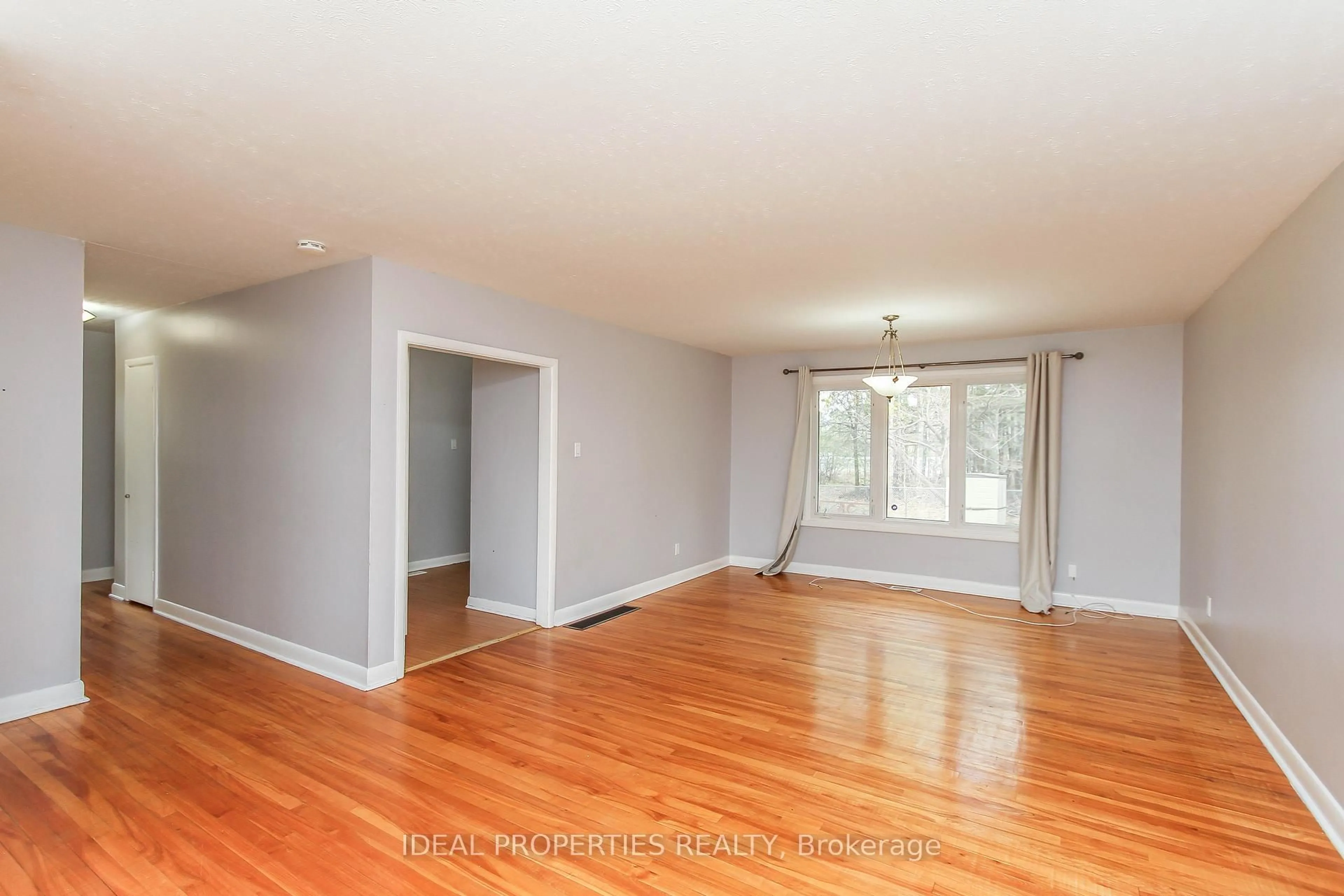 A pic of a room for 1217 Parkway Dr, Ottawa Ontario K2C 2W5