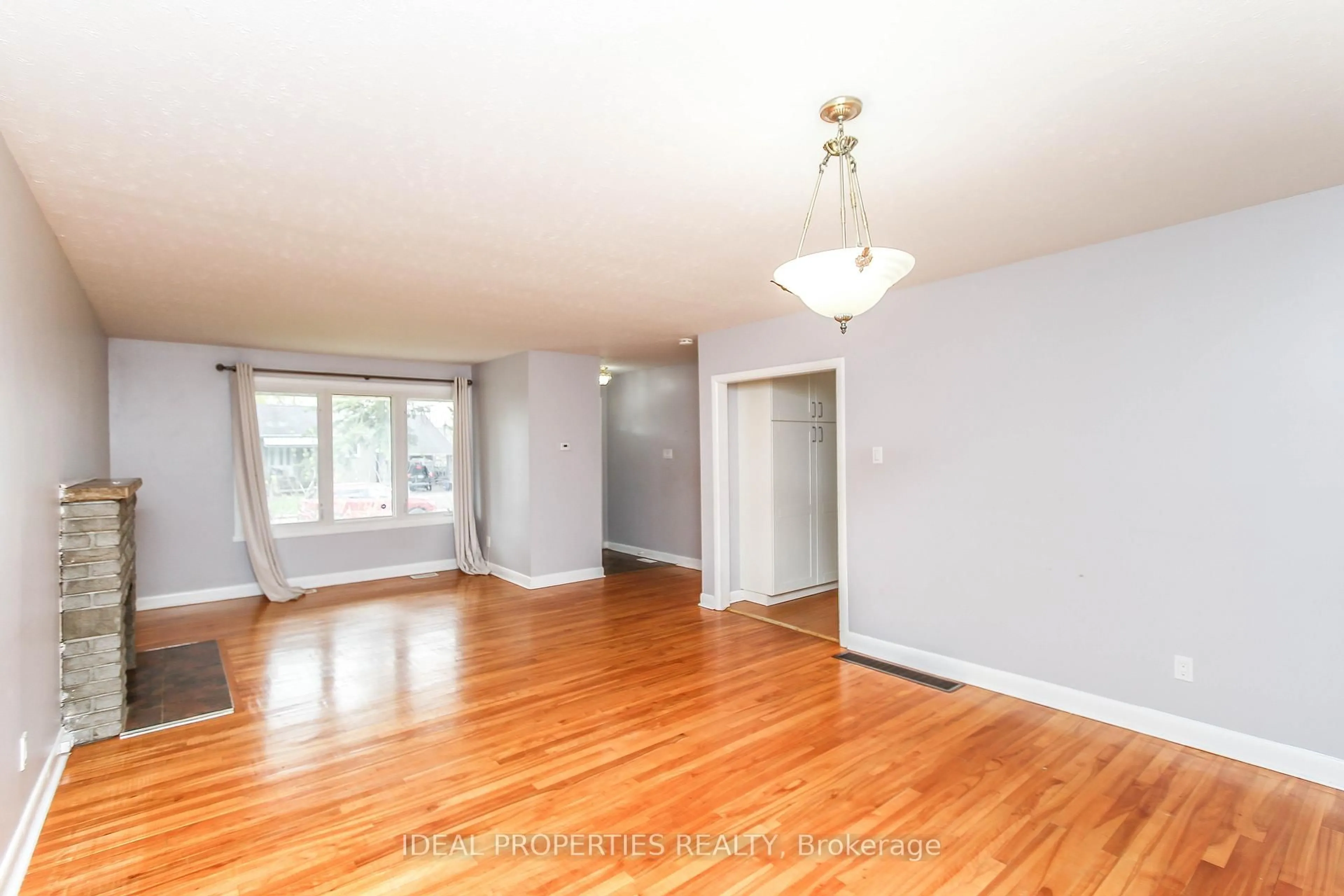 A pic of a room for 1217 Parkway Dr, Ottawa Ontario K2C 2W5