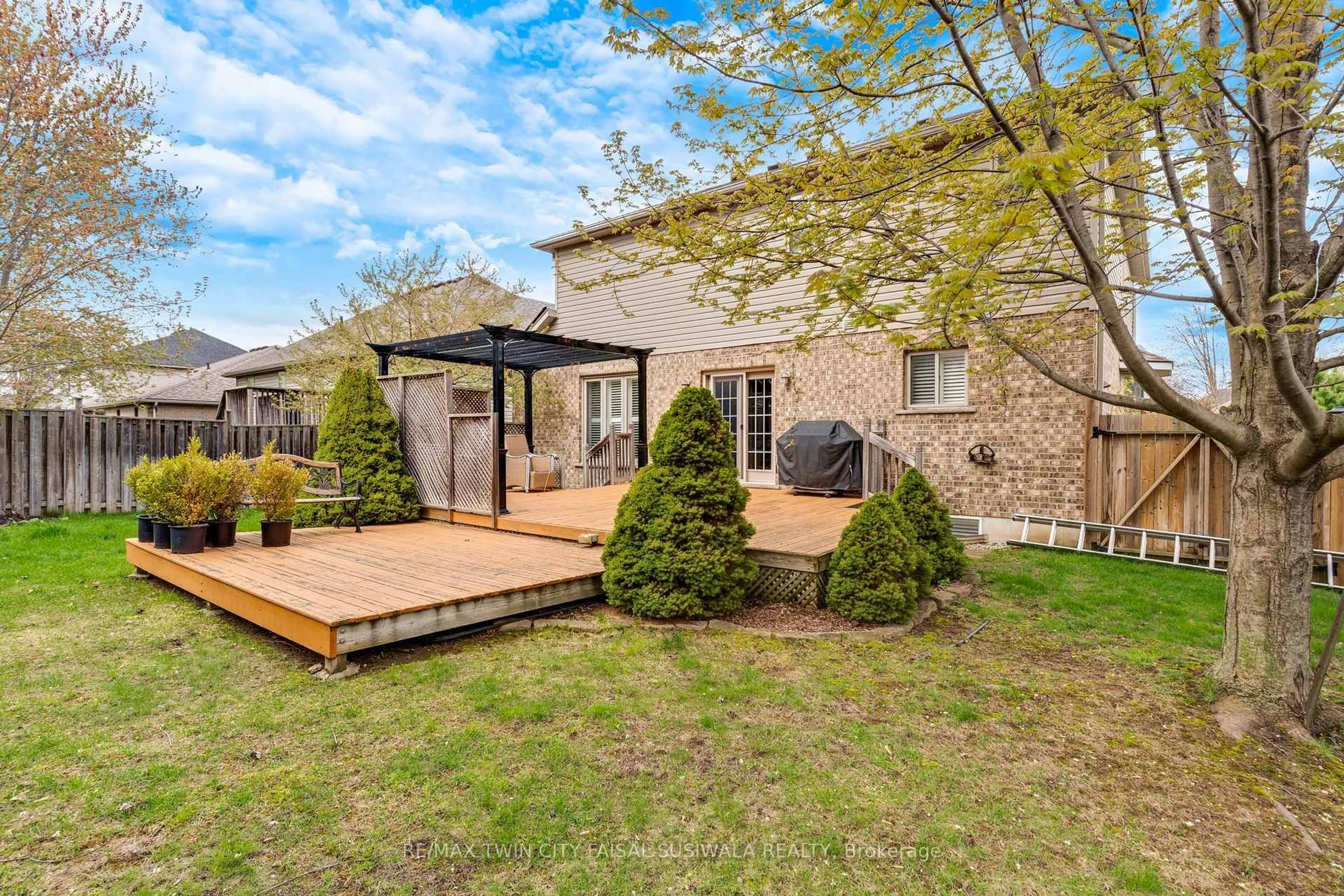 Patio, street for 235 Dundas St, Brant Ontario N3L 4H1