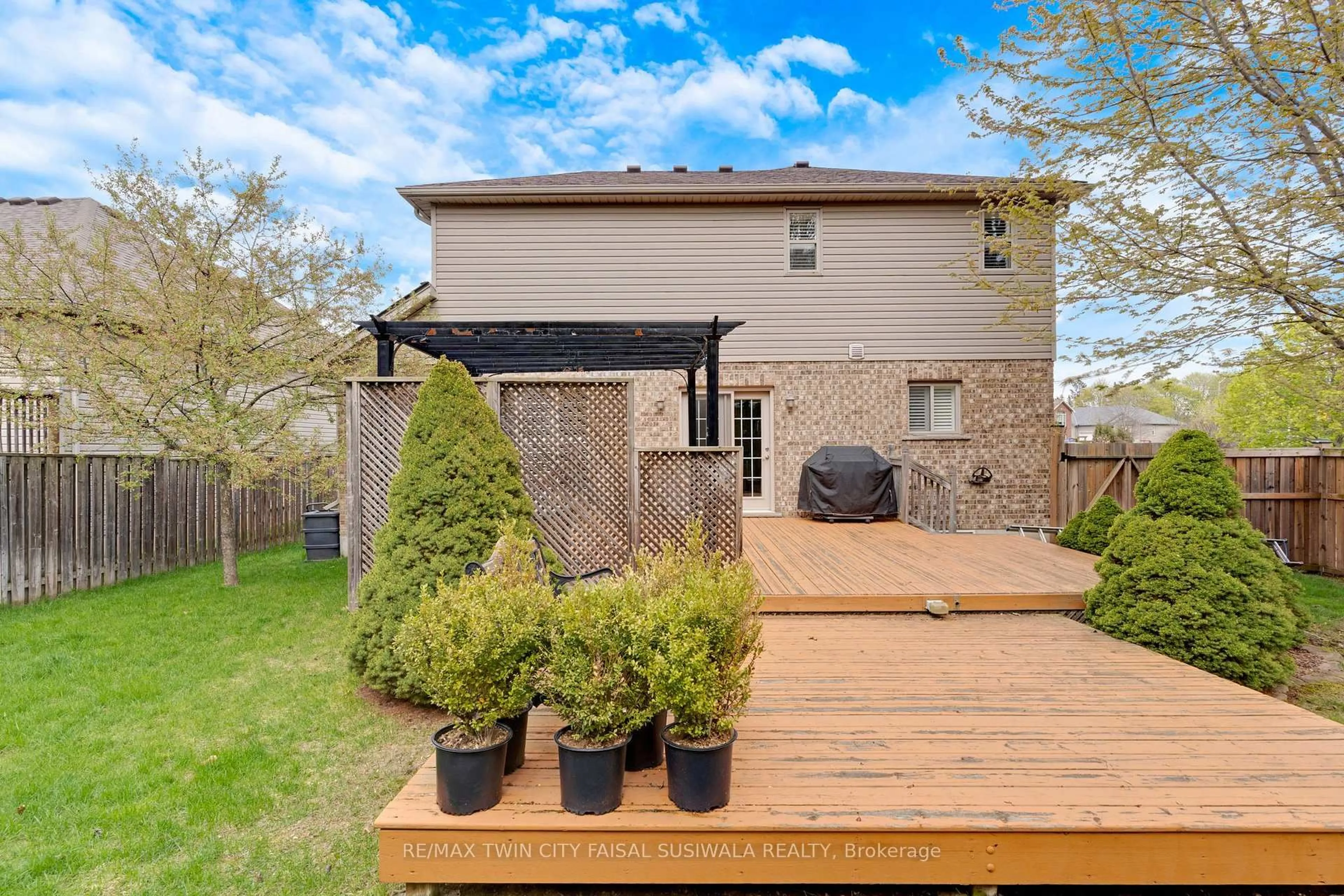 Patio, unknown for 235 Dundas St, Brant Ontario N3L 4H1
