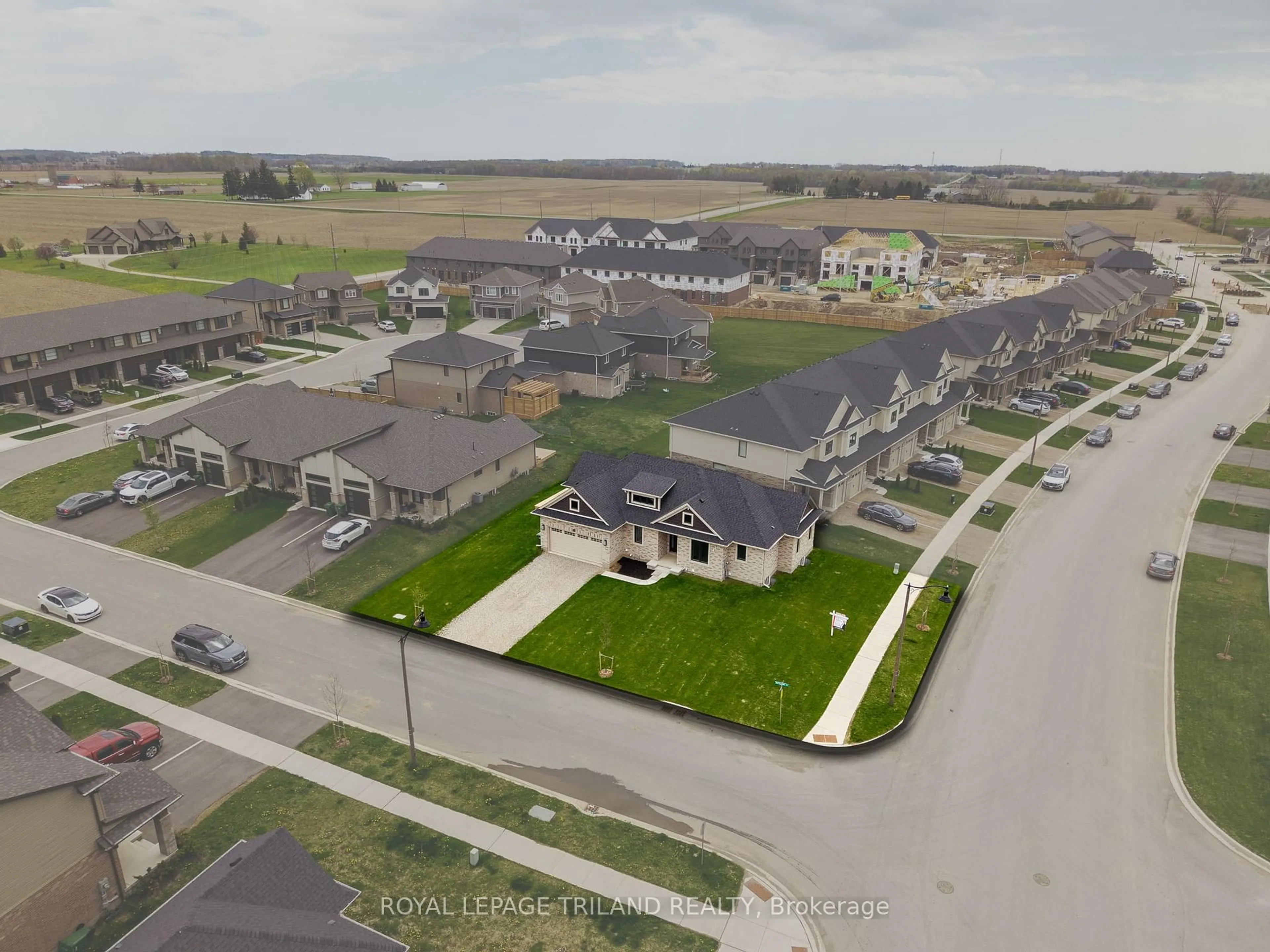 A pic from outside/outdoor area/front of a property/back of a property/a pic from drone, street for 2 Evylean Crt, St. Thomas Ontario N5R 0P6