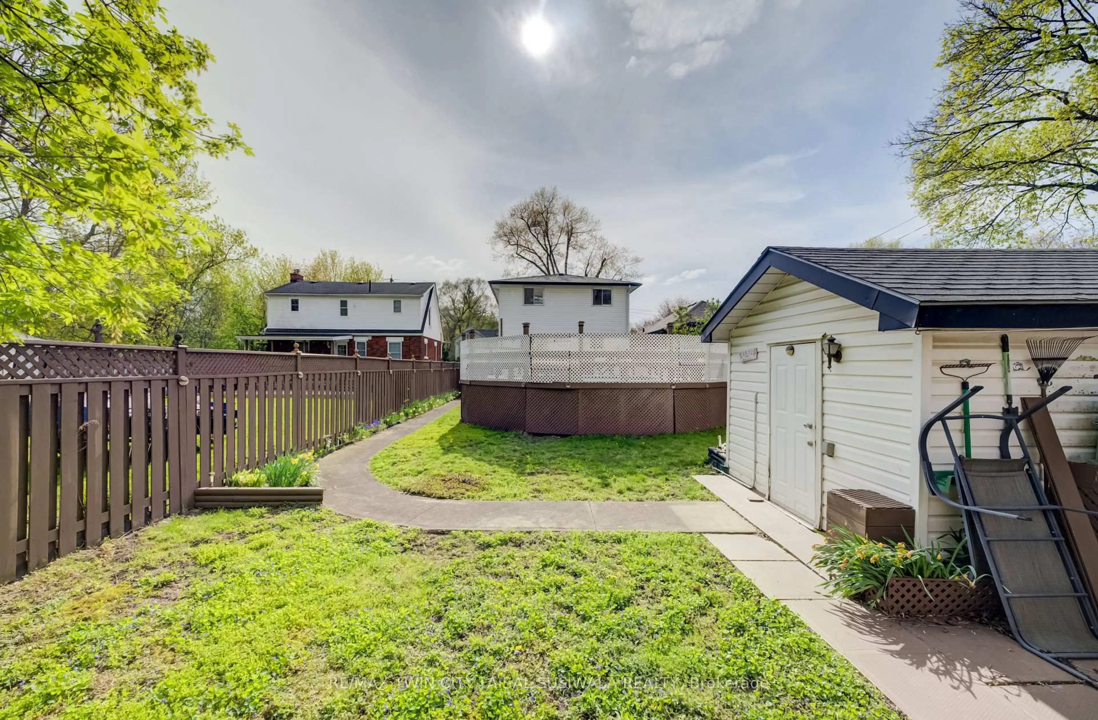 A pic from outside/outdoor area/front of a property/back of a property/a pic from drone, street for 43 Middleton St, Cambridge Ontario N1S 2R2