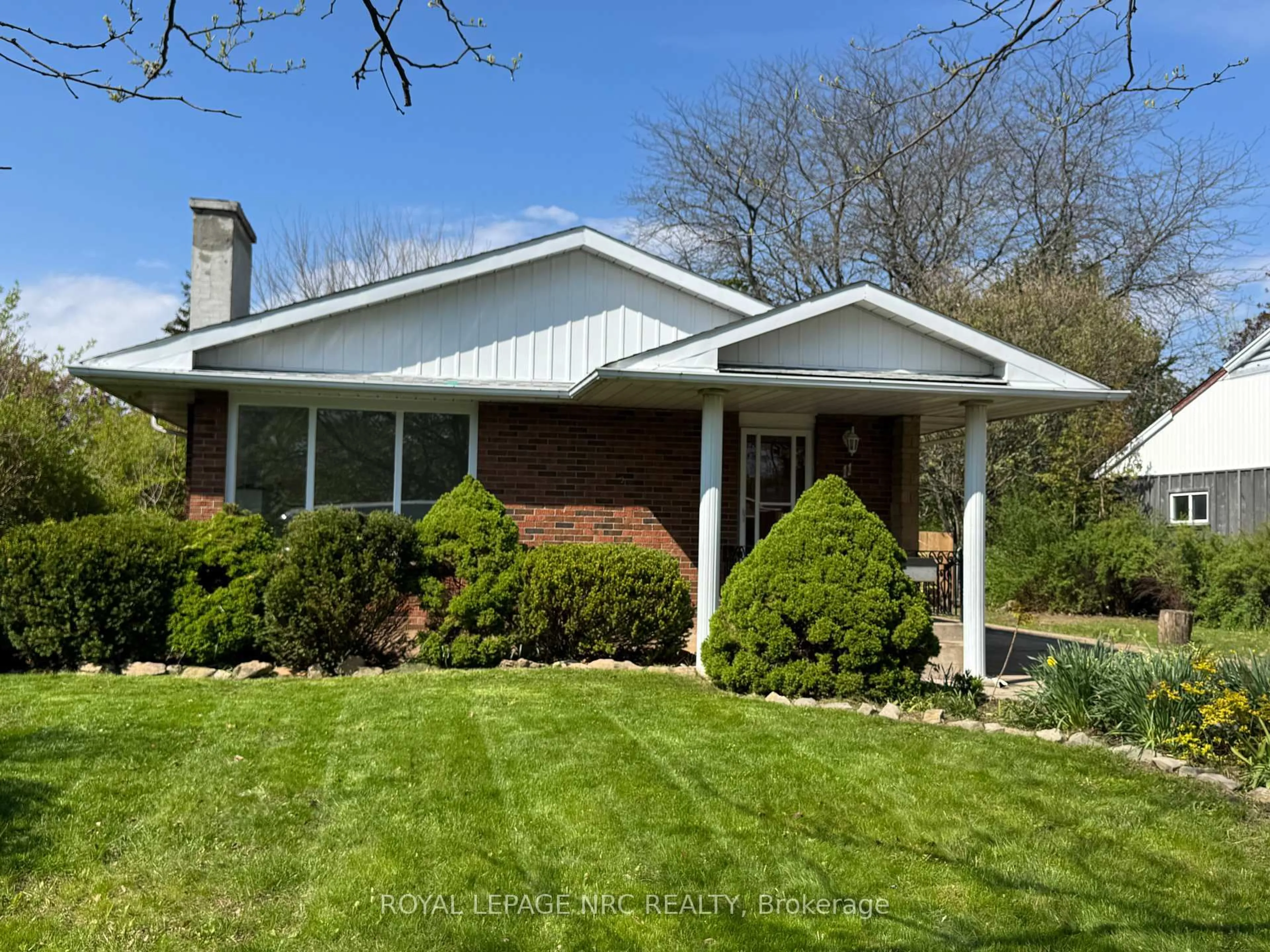 Home with vinyl exterior material, street for 11 Richard St, St. Catharines Ontario L2T 2E1