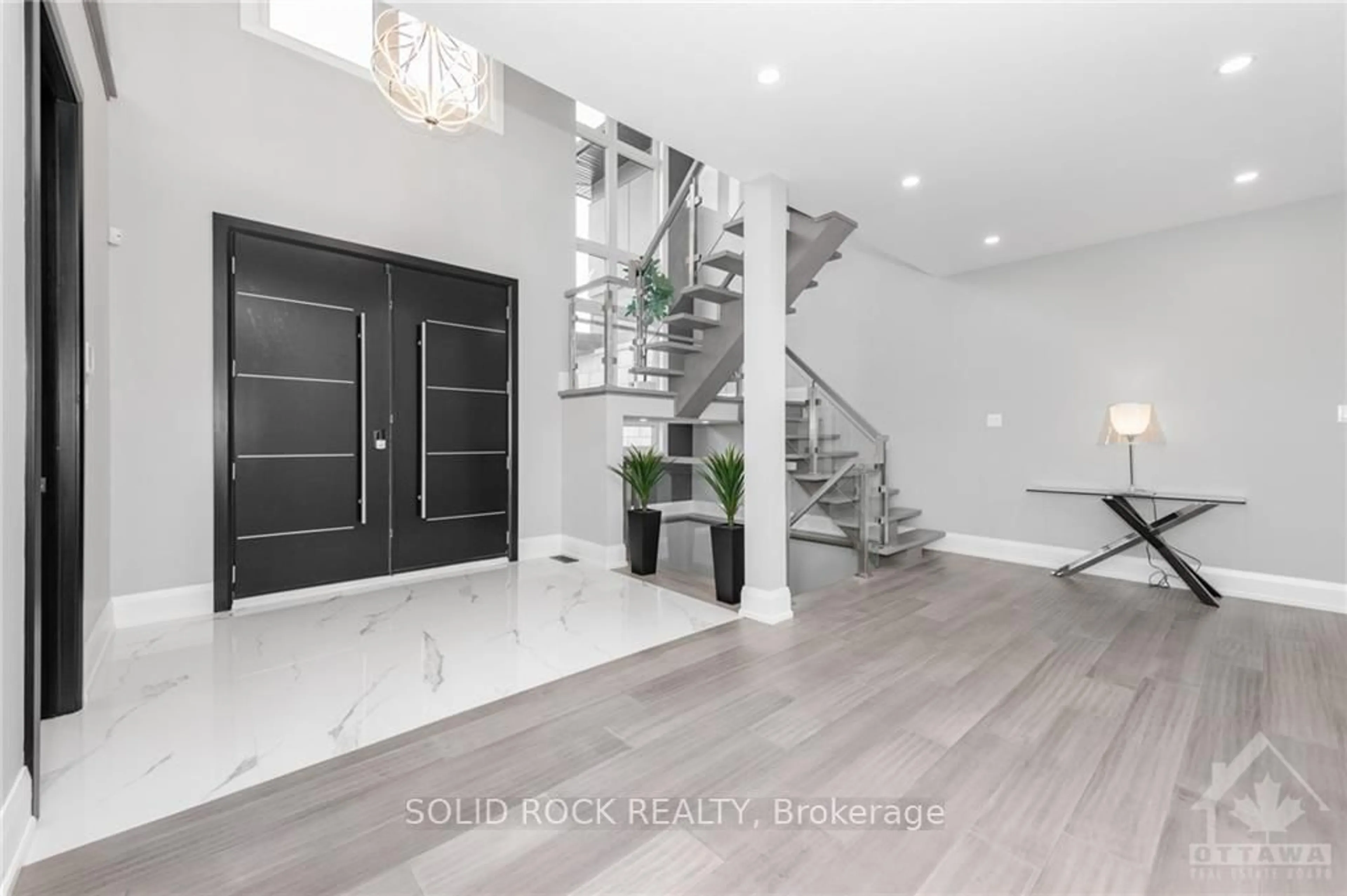 Indoor entryway for 224 Roger Rd, Ottawa Ontario K1H 5C6