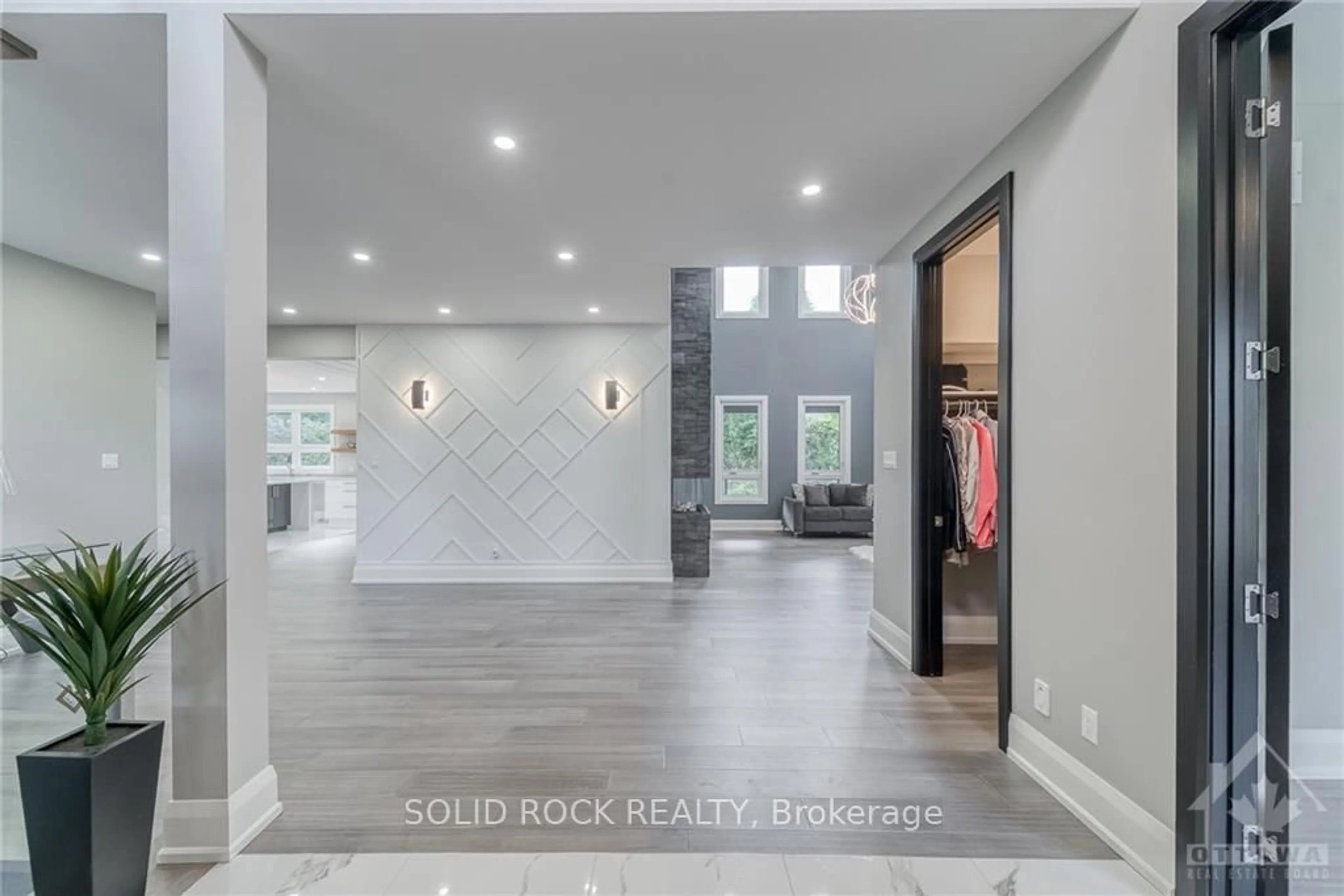 Indoor entryway for 224 Roger Rd, Ottawa Ontario K1H 5C6