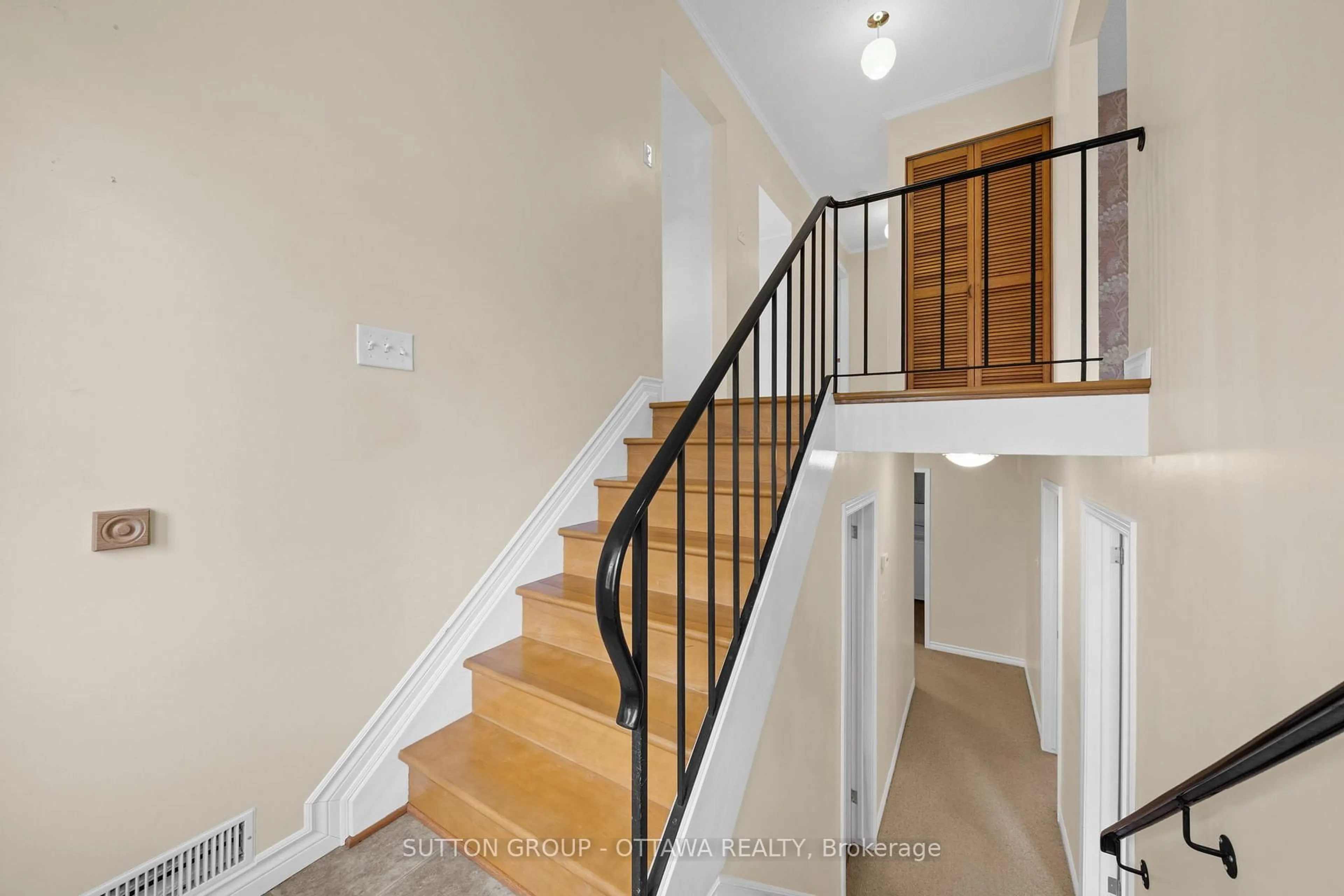 Unknown for 946 Closse Way, Ottawa Ontario K1K 4A5