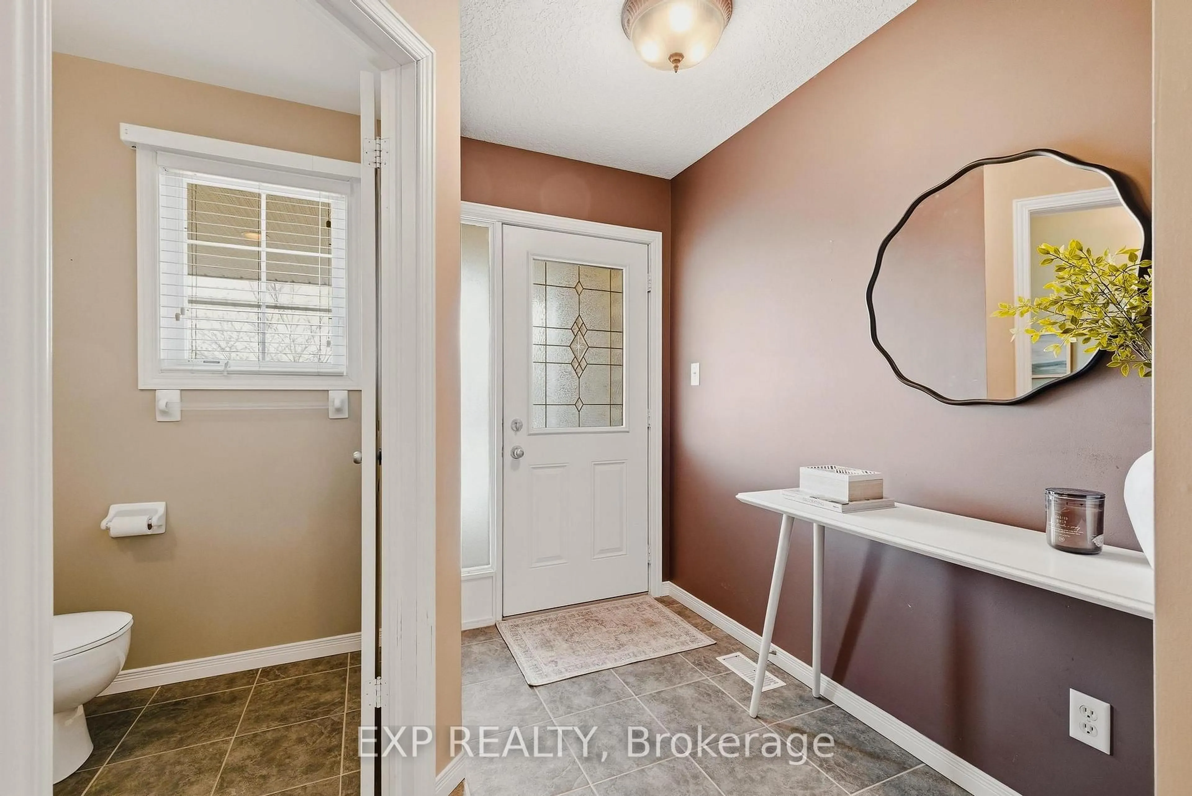 Indoor entryway for 59 Sugar King Dr, Woolwich Ontario N3B 3N8