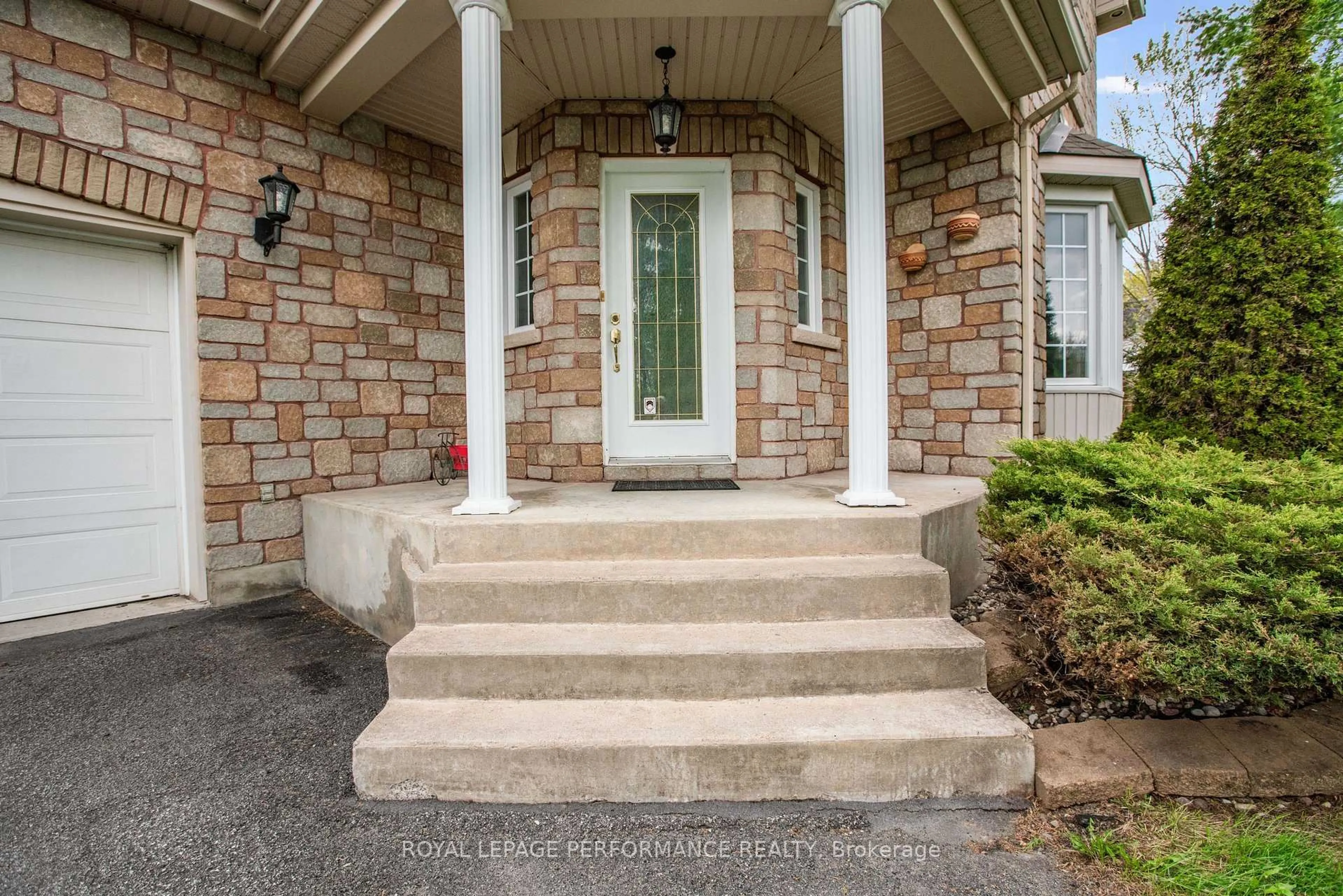 Indoor entryway for 531 Du Bercail Rd, Champlain Ontario K0B 1K0