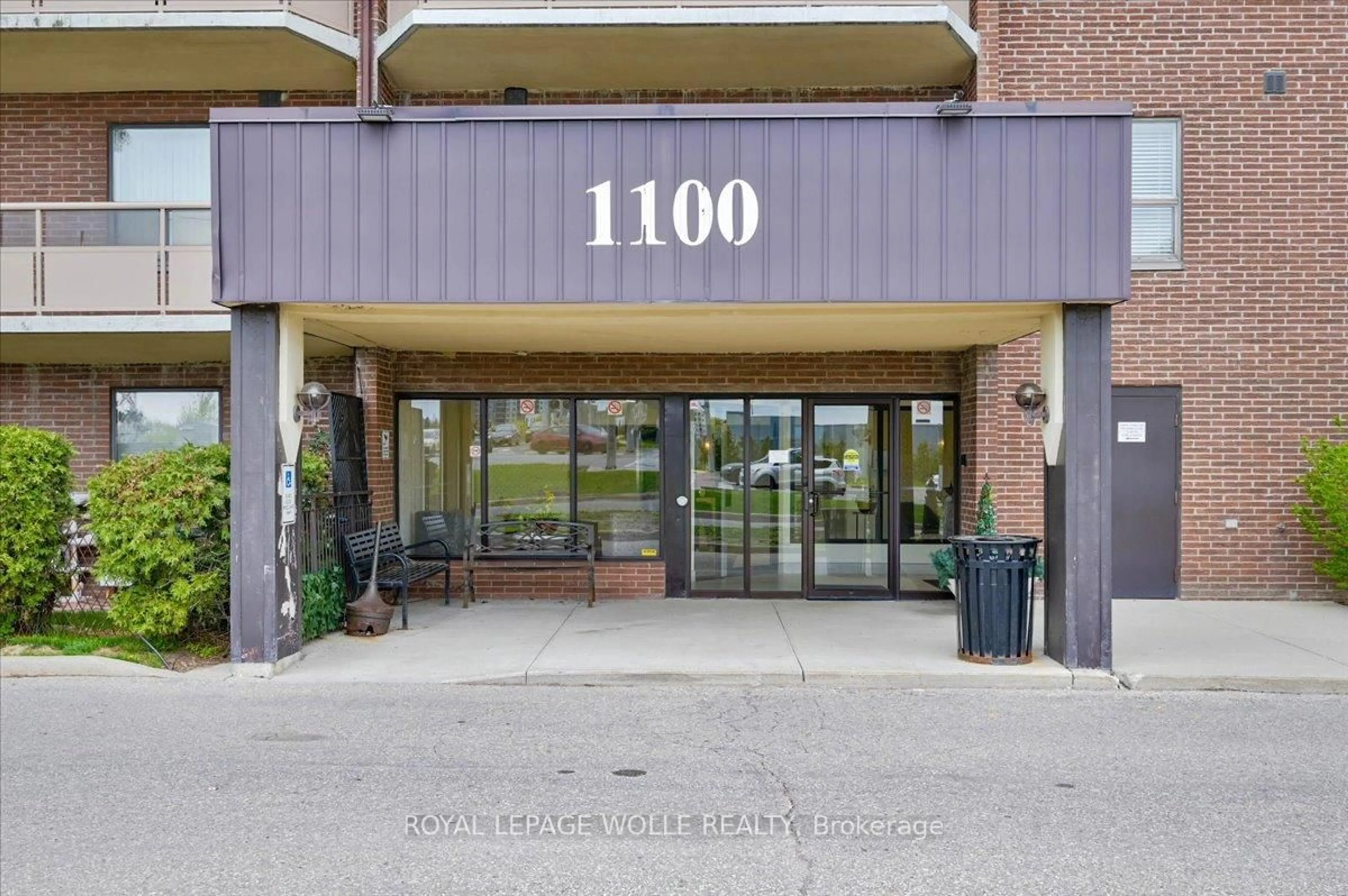 Indoor foyer for 1100 Courtland Ave #407, Kitchener Ontario N2C 2H9