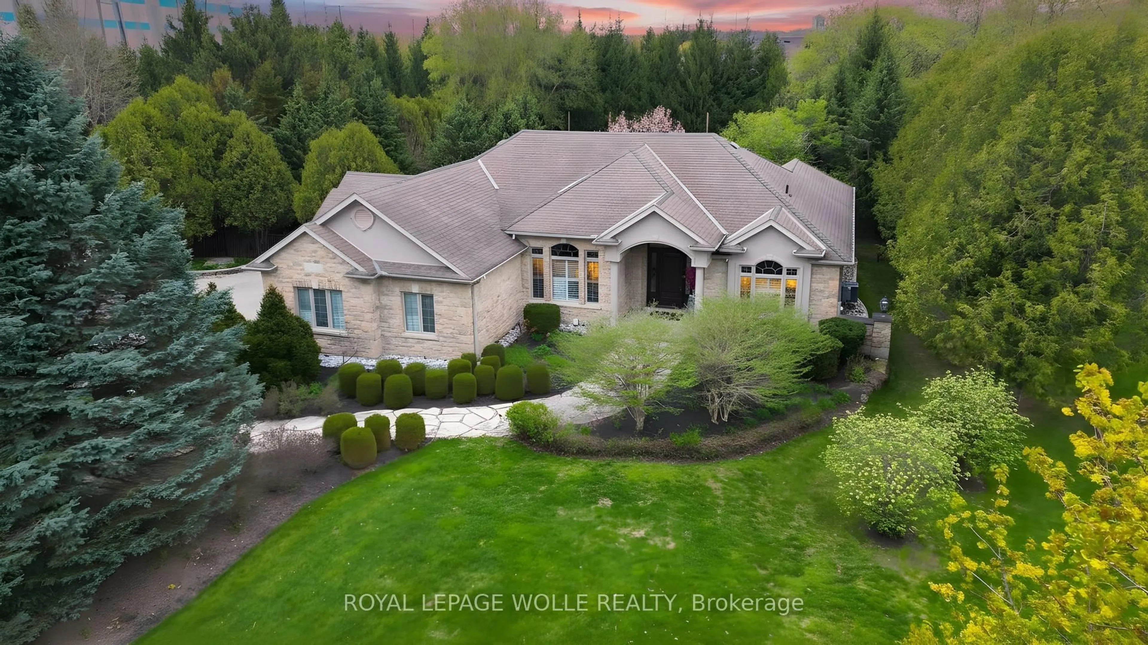 A pic from outside/outdoor area/front of a property/back of a property/a pic from drone, mountain view for 118 Old Mill Rd, Cambridge Ontario N3H 4R8