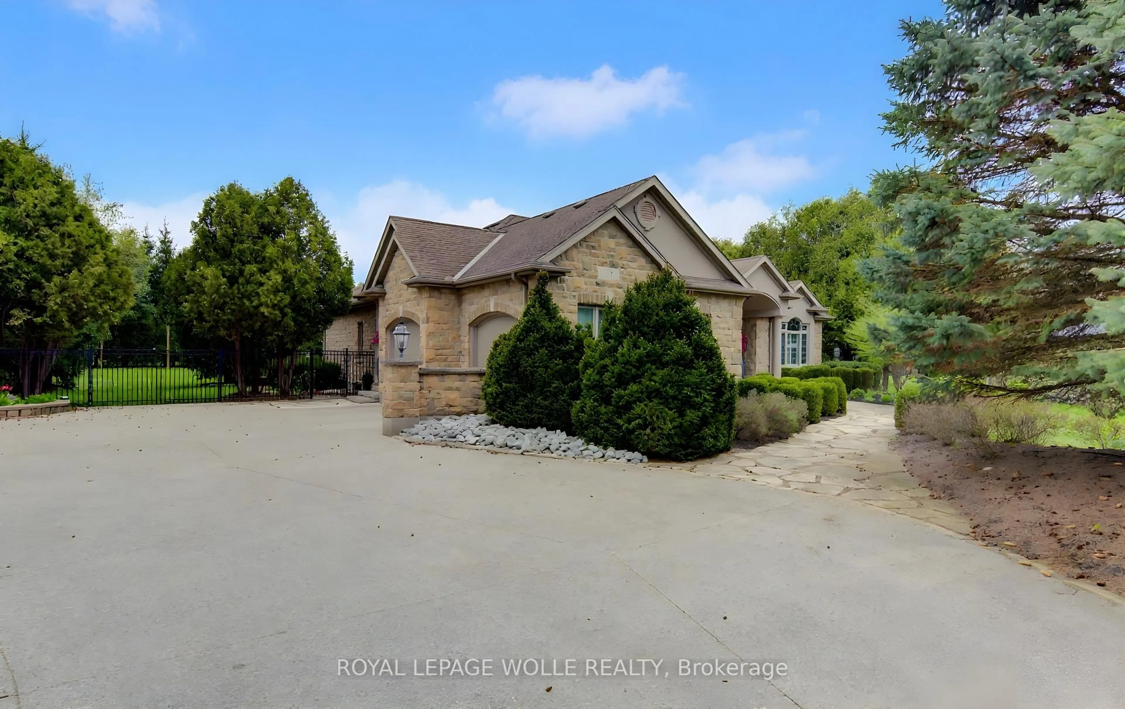 A pic from outside/outdoor area/front of a property/back of a property/a pic from drone, water/lake/river/ocean view for 118 Old Mill Rd, Cambridge Ontario N3H 4R8
