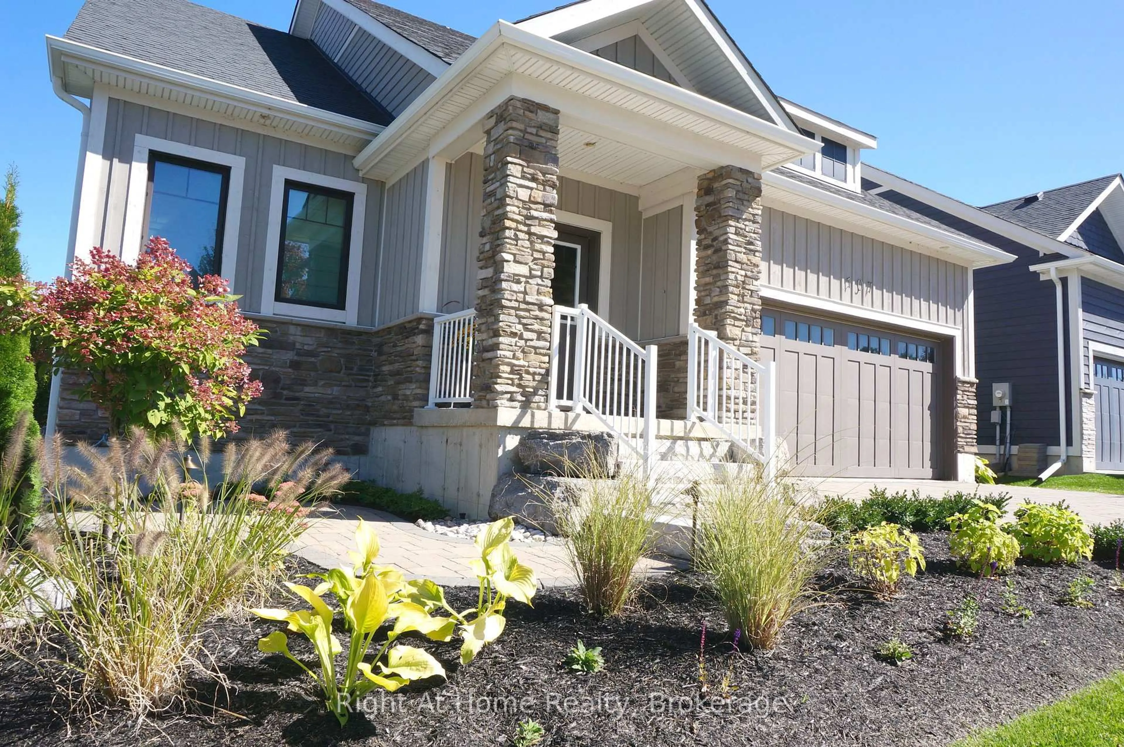 Home with vinyl exterior material, street for 107 Beacon Dr, Blue Mountains Ontario N0H 2P0