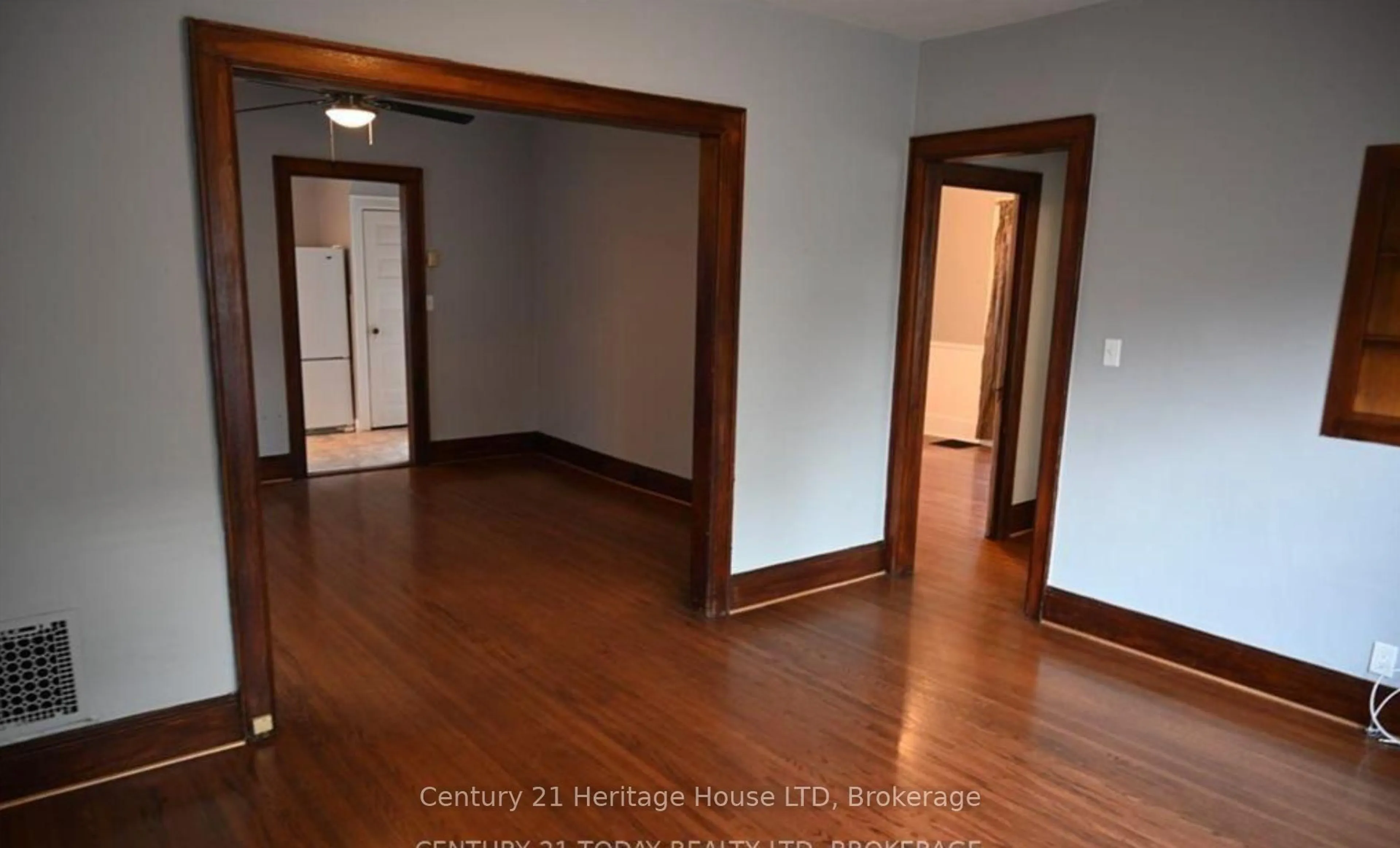 Indoor entryway for 14 EMERICK Ave, Fort Erie Ontario L2A 2W3