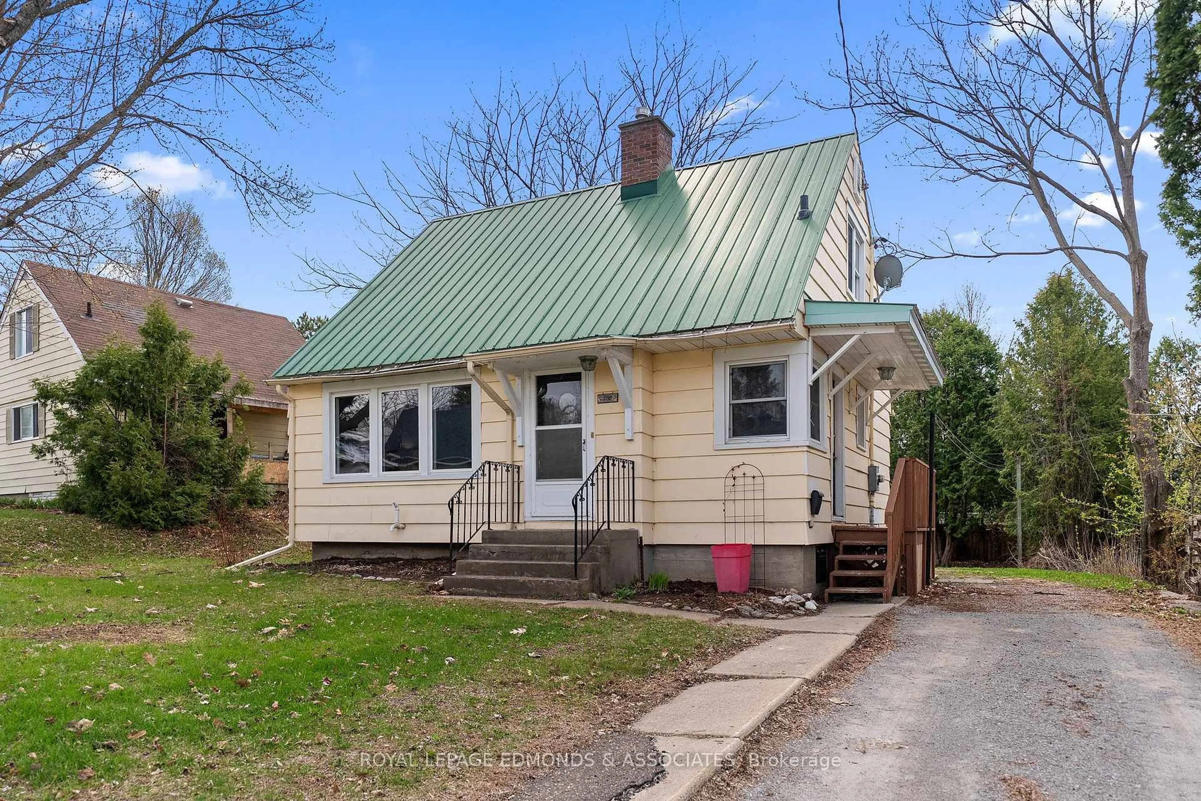 Home with vinyl exterior material, street for 286 Chamberlain St, Pembroke Ontario K8A 2M5