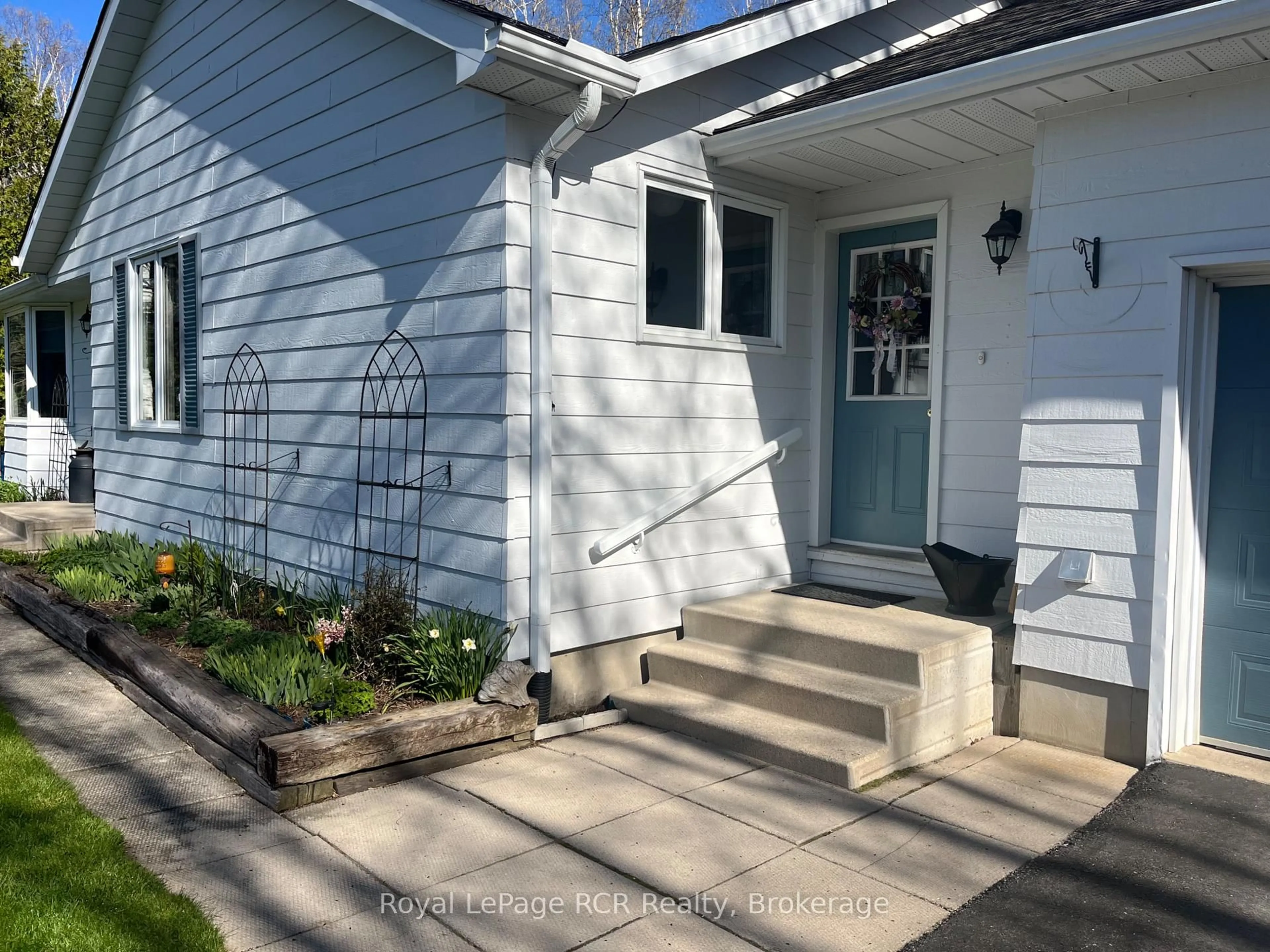 Home with vinyl exterior material, street for 11 Graham Cres, South Bruce Peninsula Ontario N0H 2G0