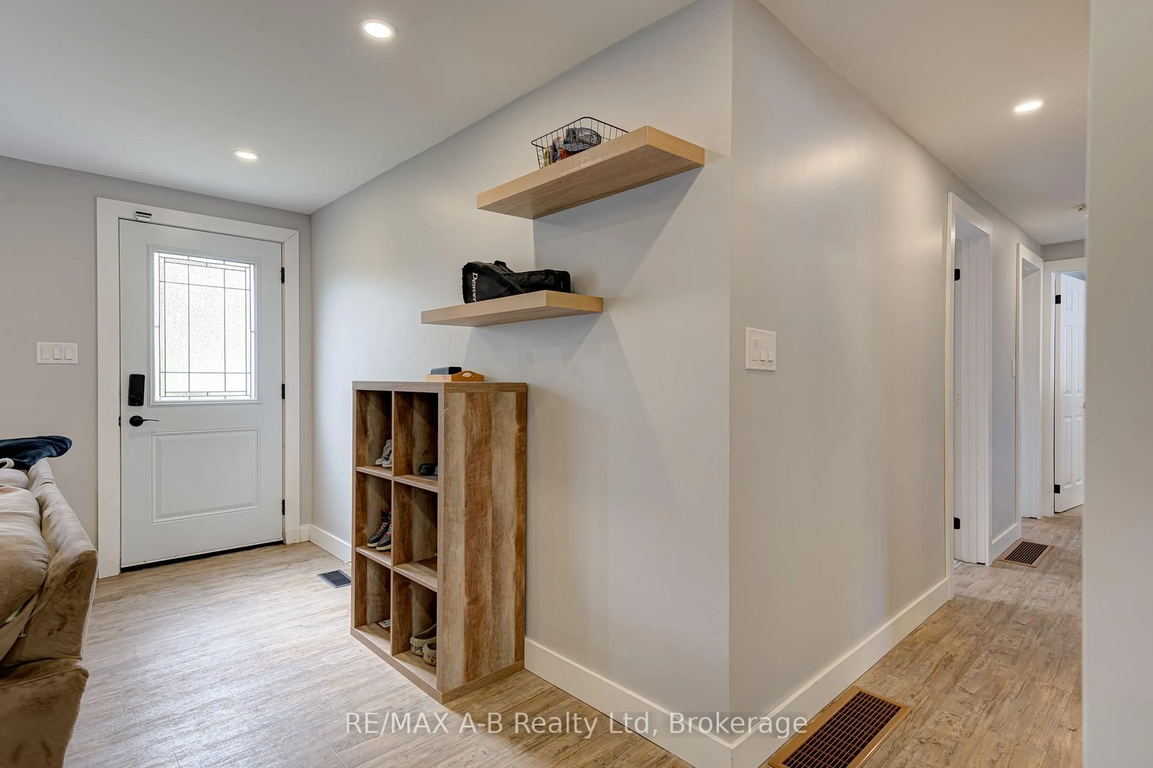 Indoor entryway for 149 Isabella St, Huron East Ontario N0K 1W0