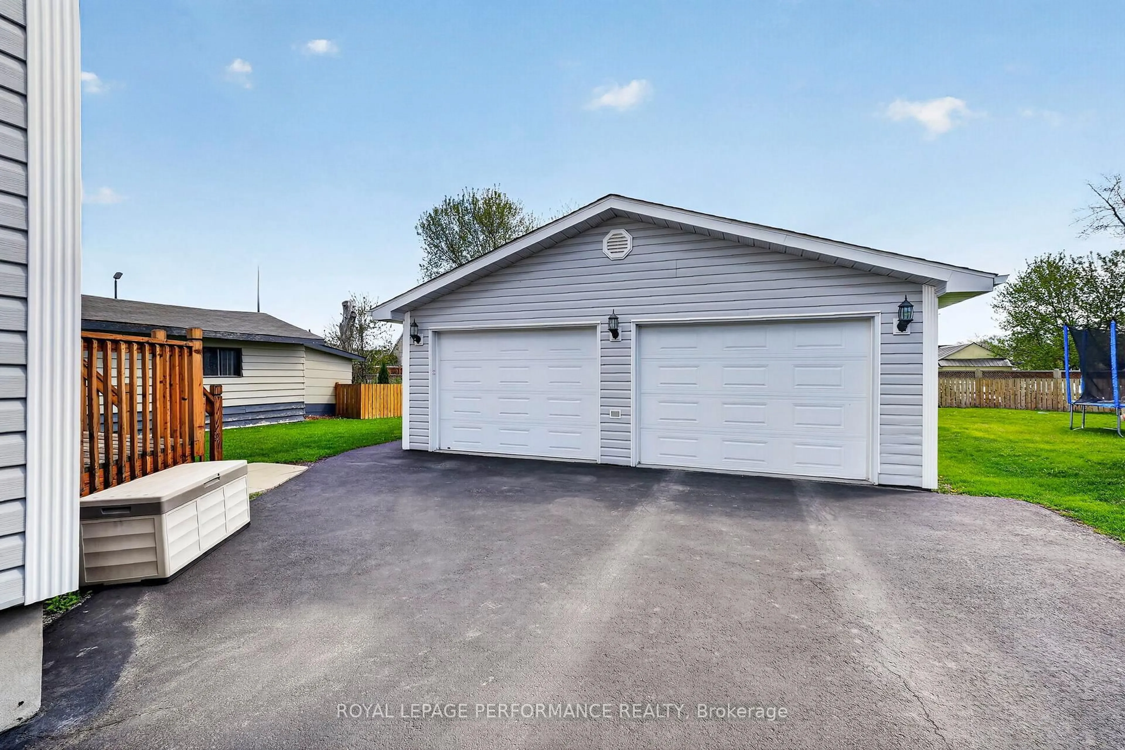 Indoor garage for 617 Augustus St, Cornwall Ontario K6J 3X2