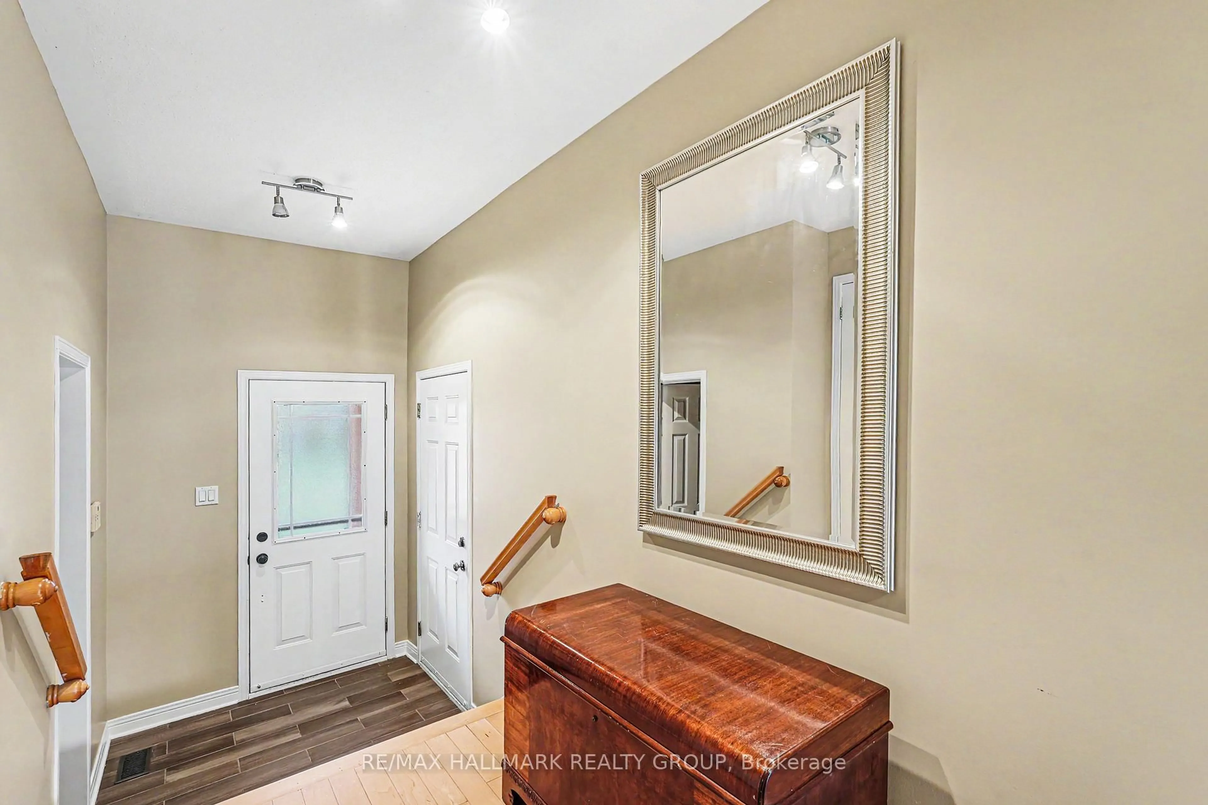 Indoor entryway for 1055 Candlewood St, Ottawa Ontario K4A 5E9