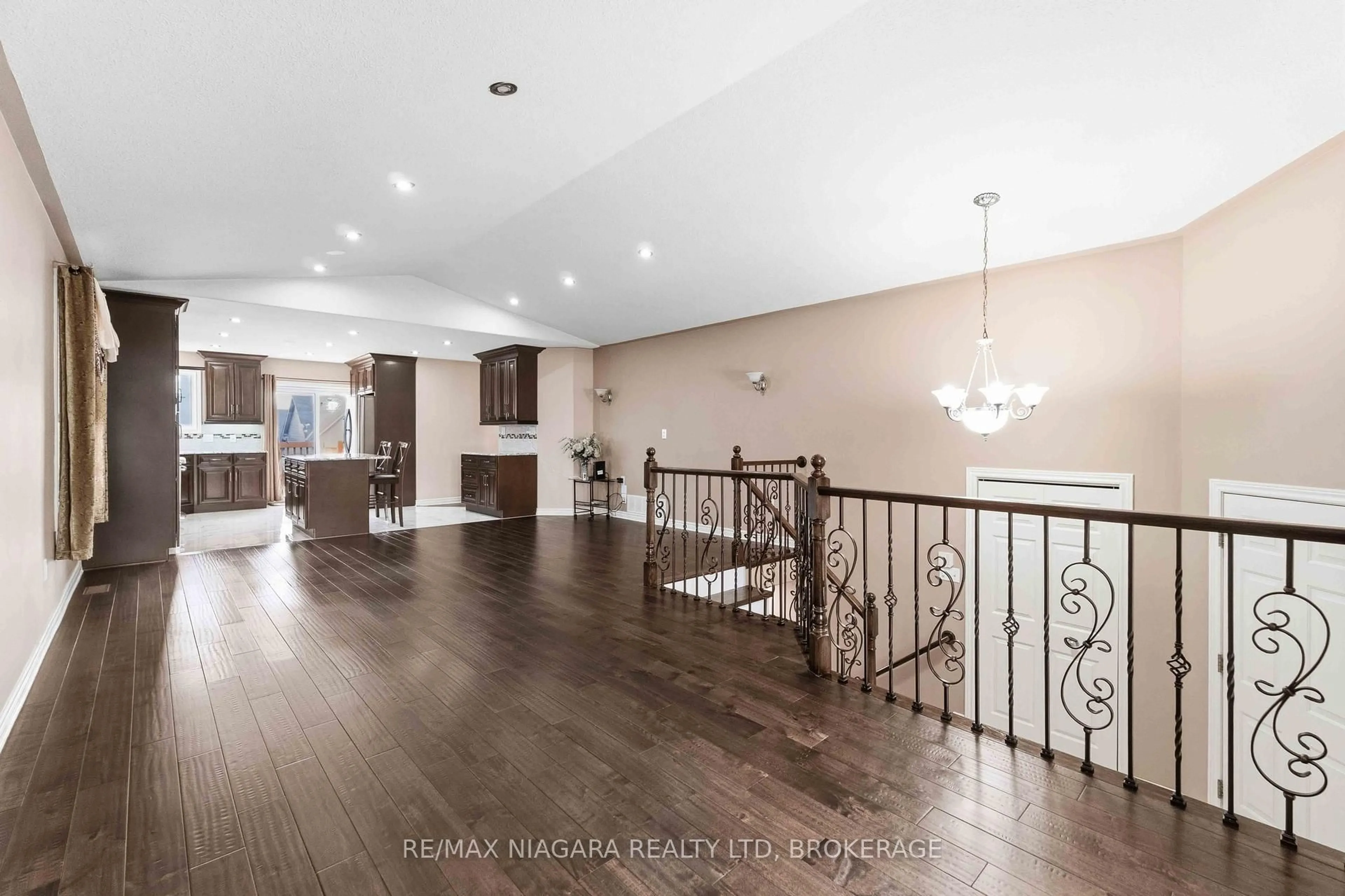 Indoor entryway for 8253 Costabile Dr, Niagara Falls Ontario L2H 3L2