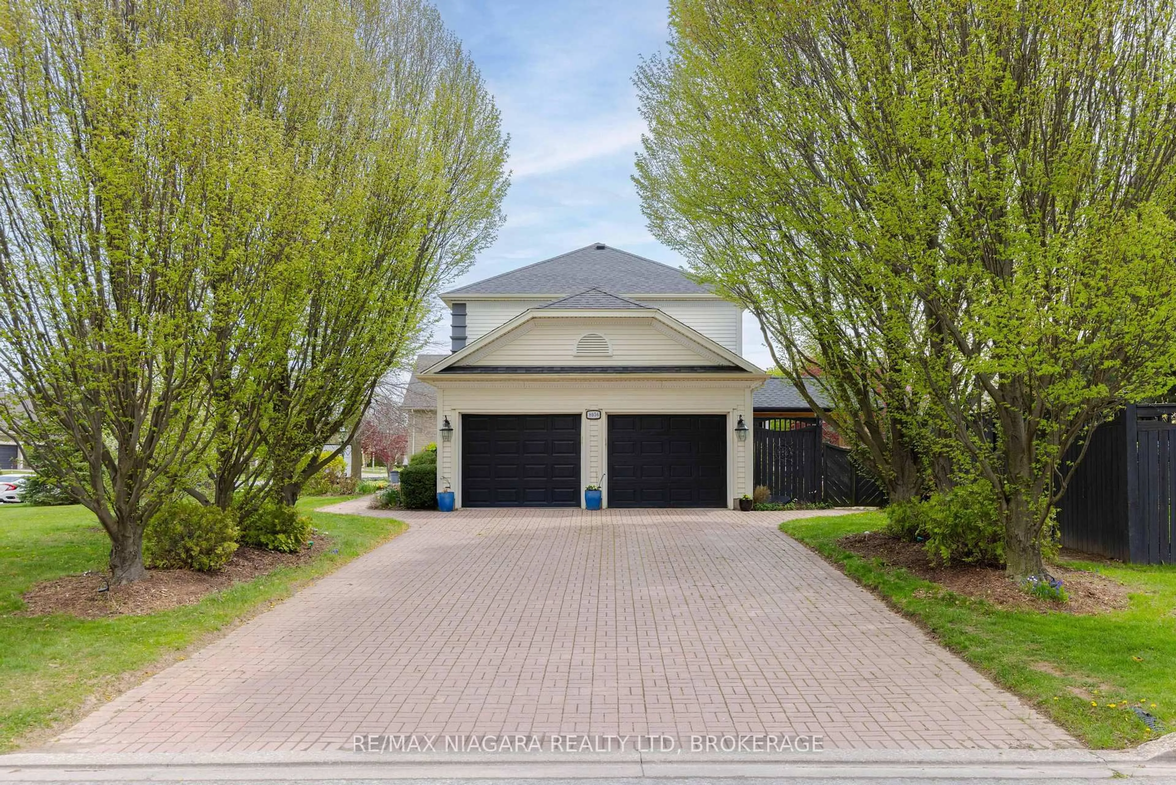 A pic from outside/outdoor area/front of a property/back of a property/a pic from drone, street for 8056 Cathedral Dr, Niagara Falls Ontario L2H 2Z2