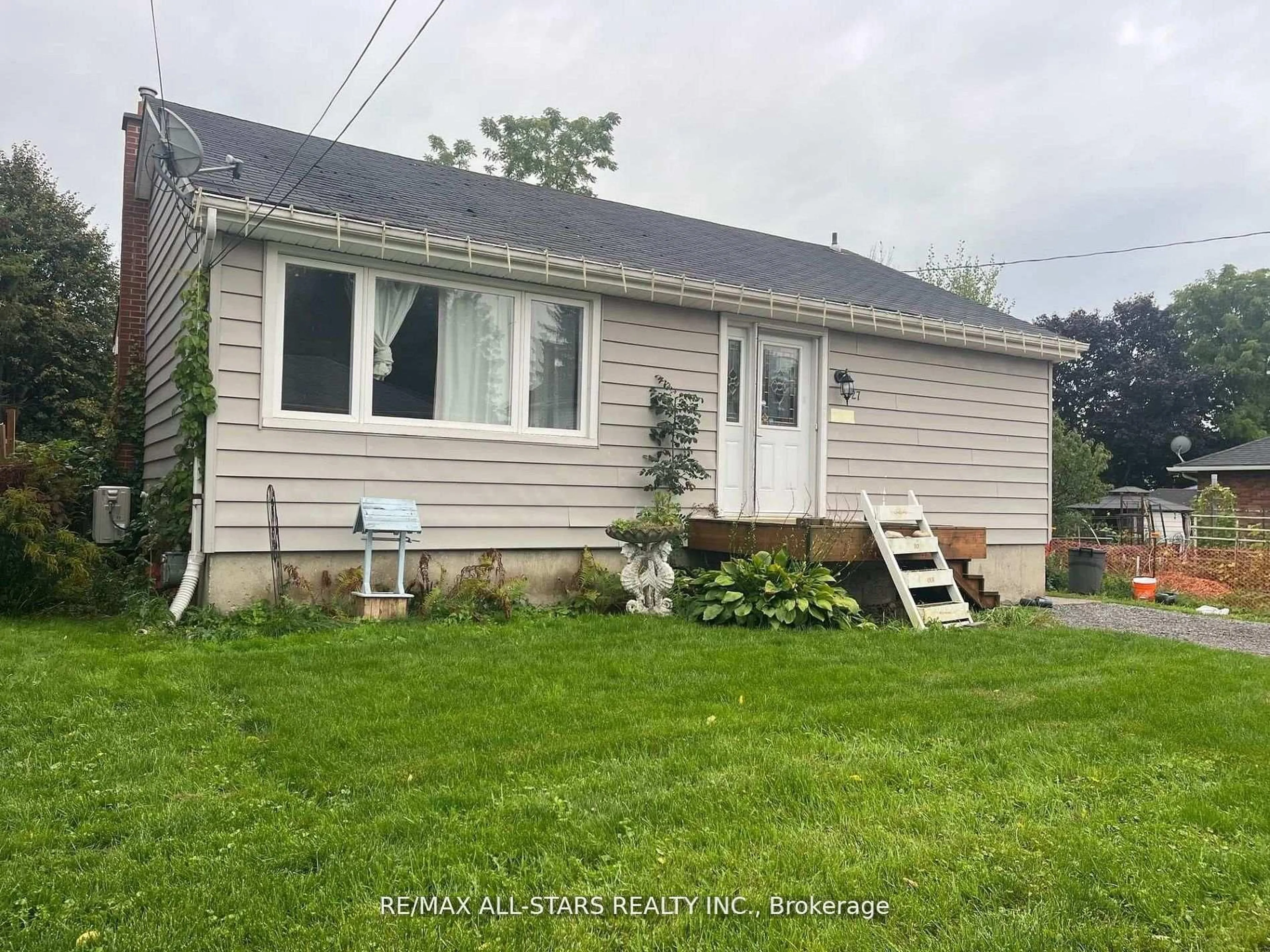 Home with vinyl exterior material, street for 27 Margaret St, Port Hope Ontario L1A 1Y4