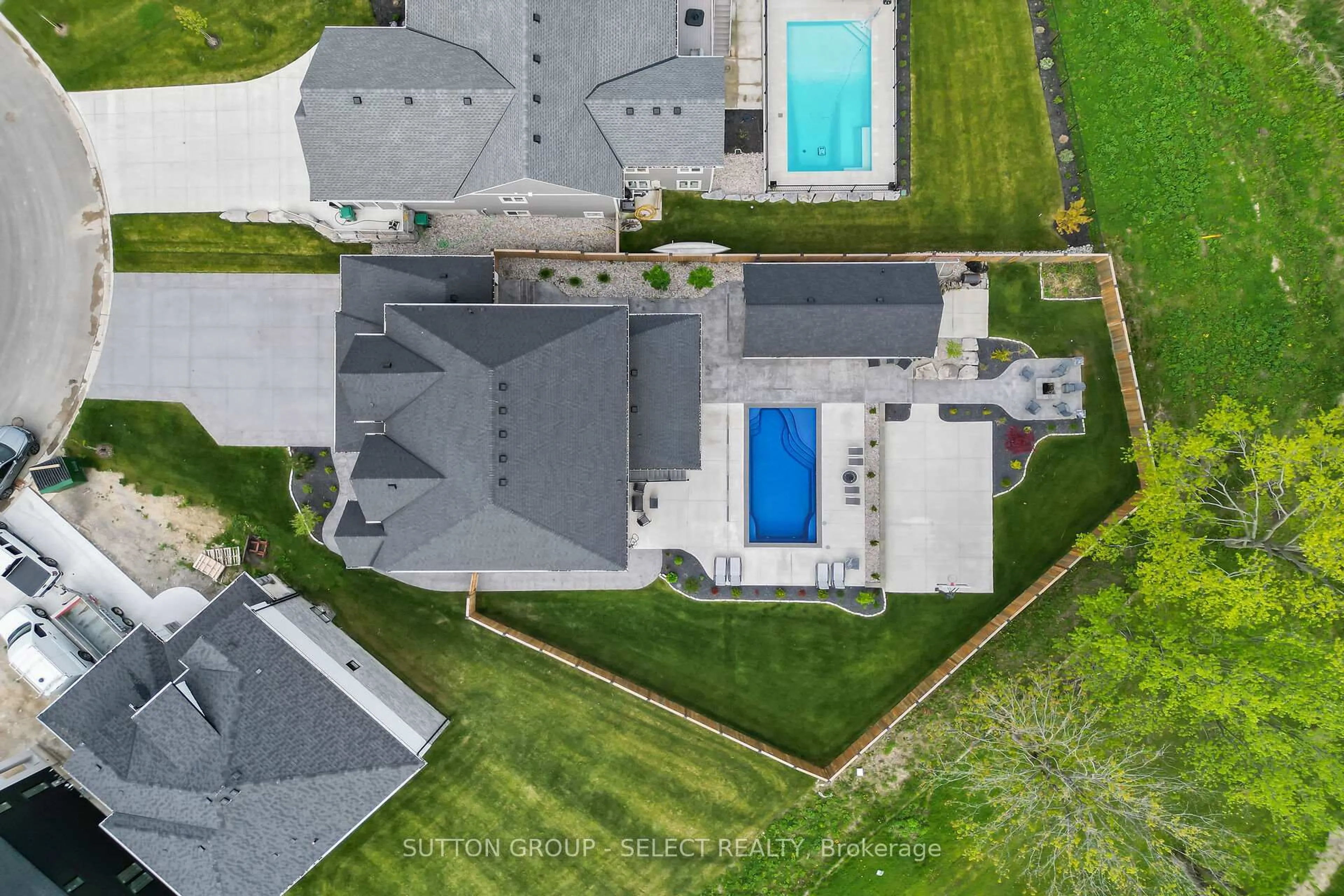A pic from outside/outdoor area/front of a property/back of a property/a pic from drone, unknown for 48 ROYAL Cres, Southwold Ontario N5P 3T2