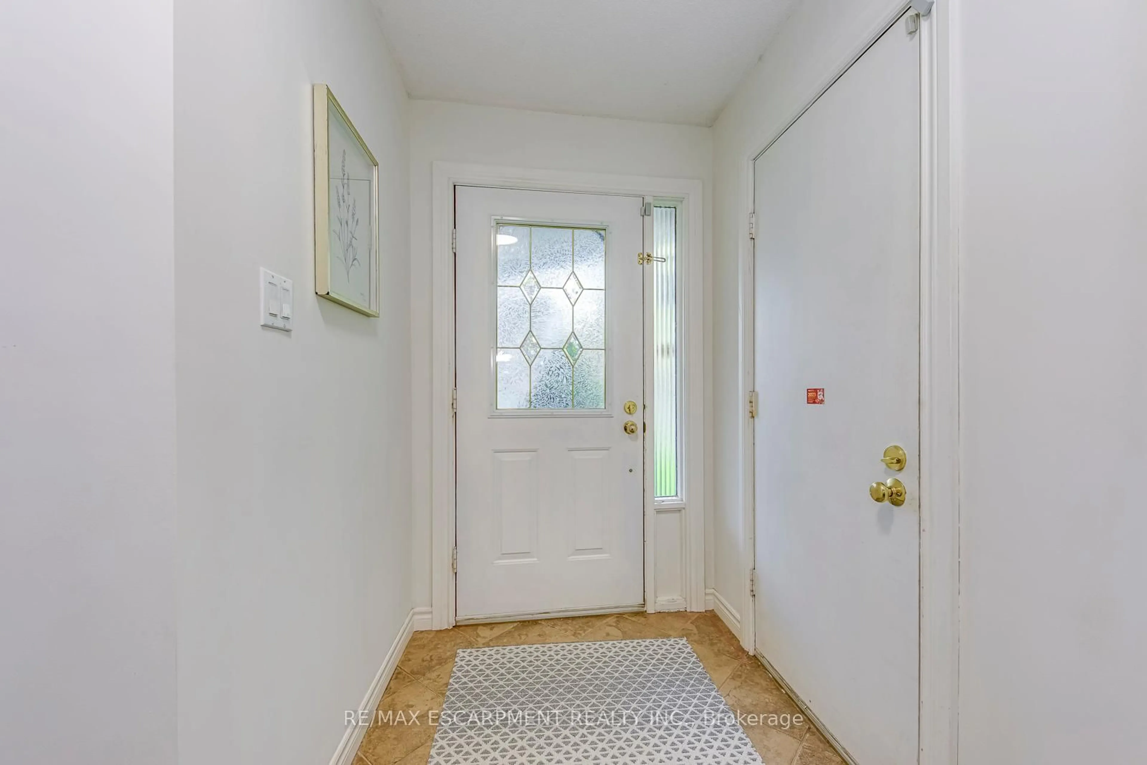 Indoor entryway for 43 Niska Dr, Hamilton Ontario L0R 2H3