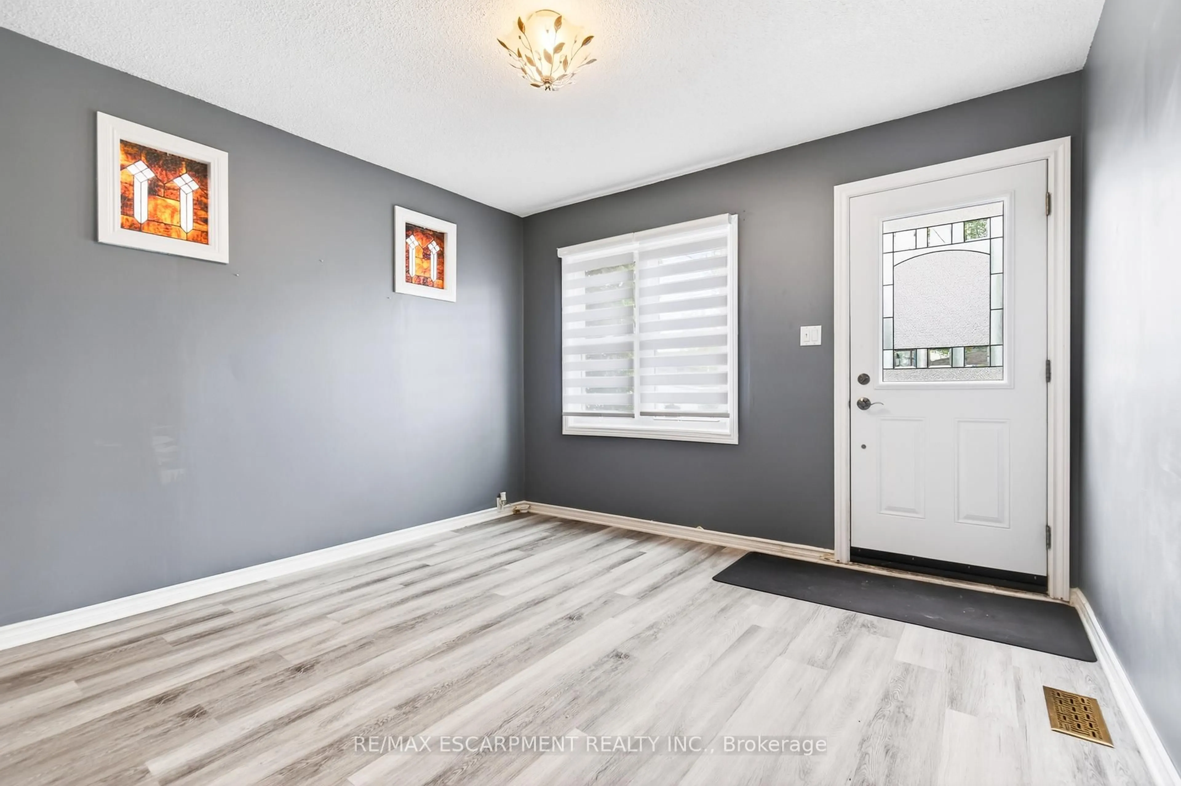 Indoor entryway for 14 Cambridge Ave, Hamilton Ontario L8H 1T5