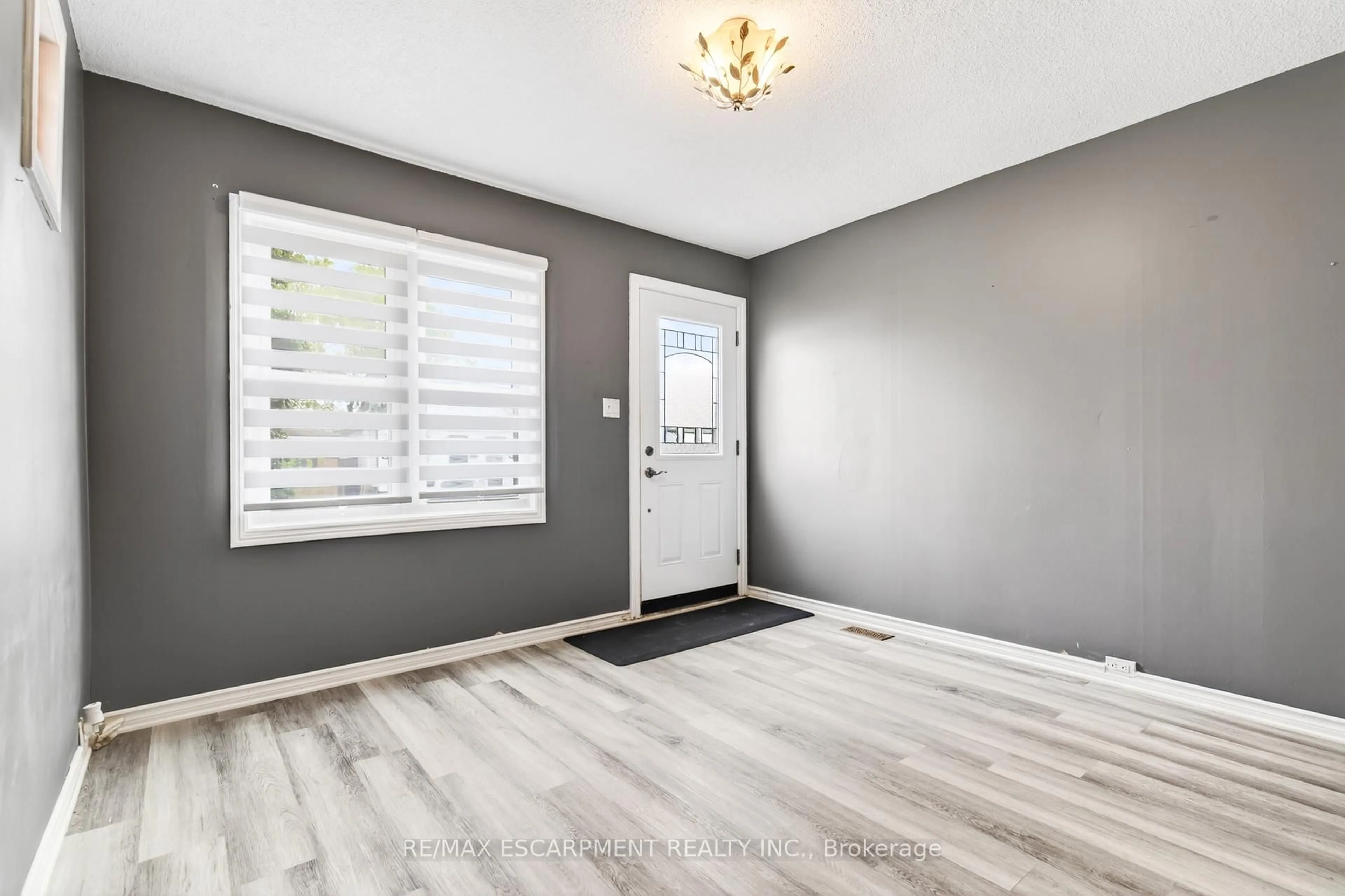 Indoor entryway for 14 Cambridge Ave, Hamilton Ontario L8H 1T5