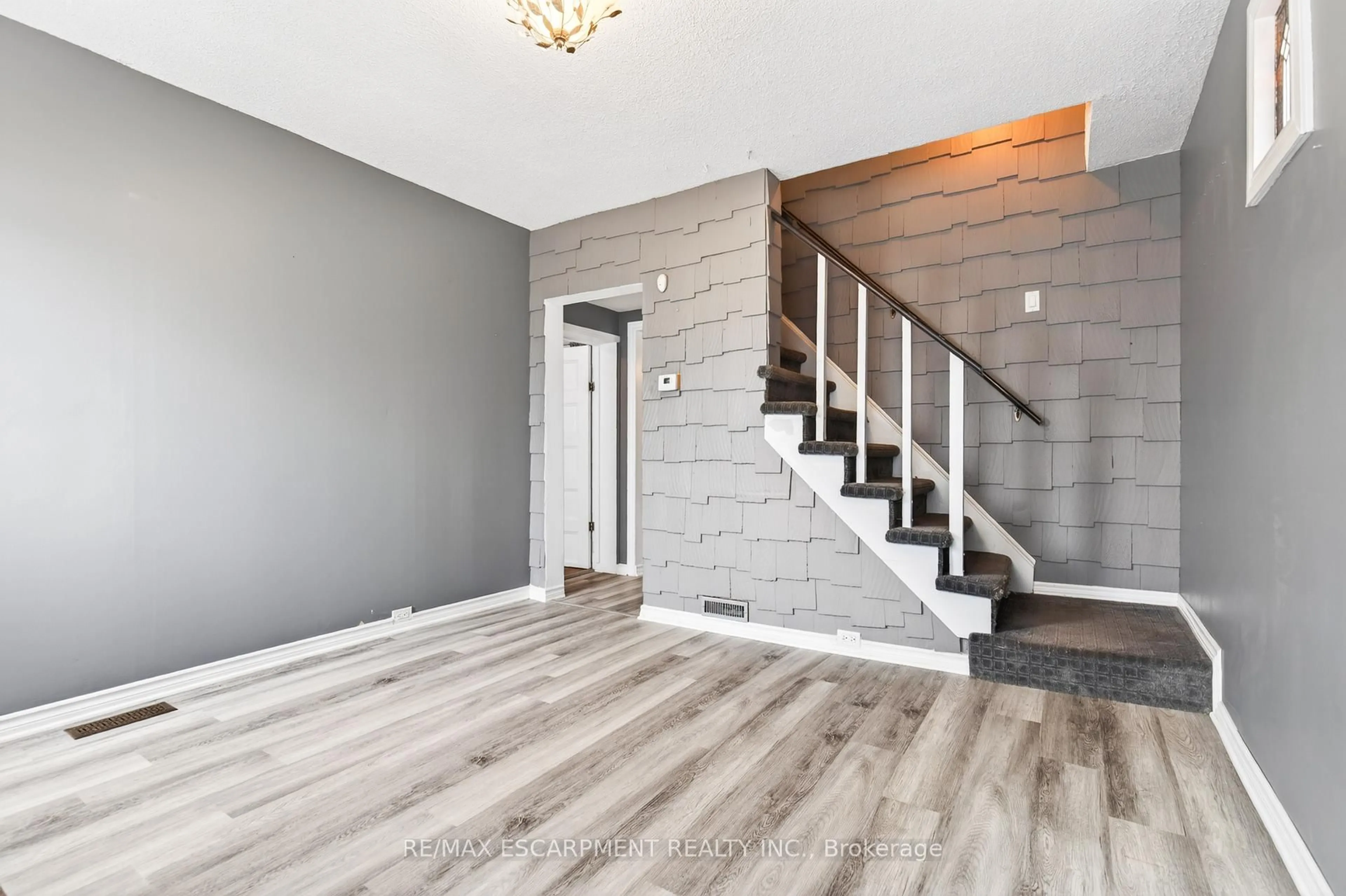 Indoor entryway for 14 Cambridge Ave, Hamilton Ontario L8H 1T5