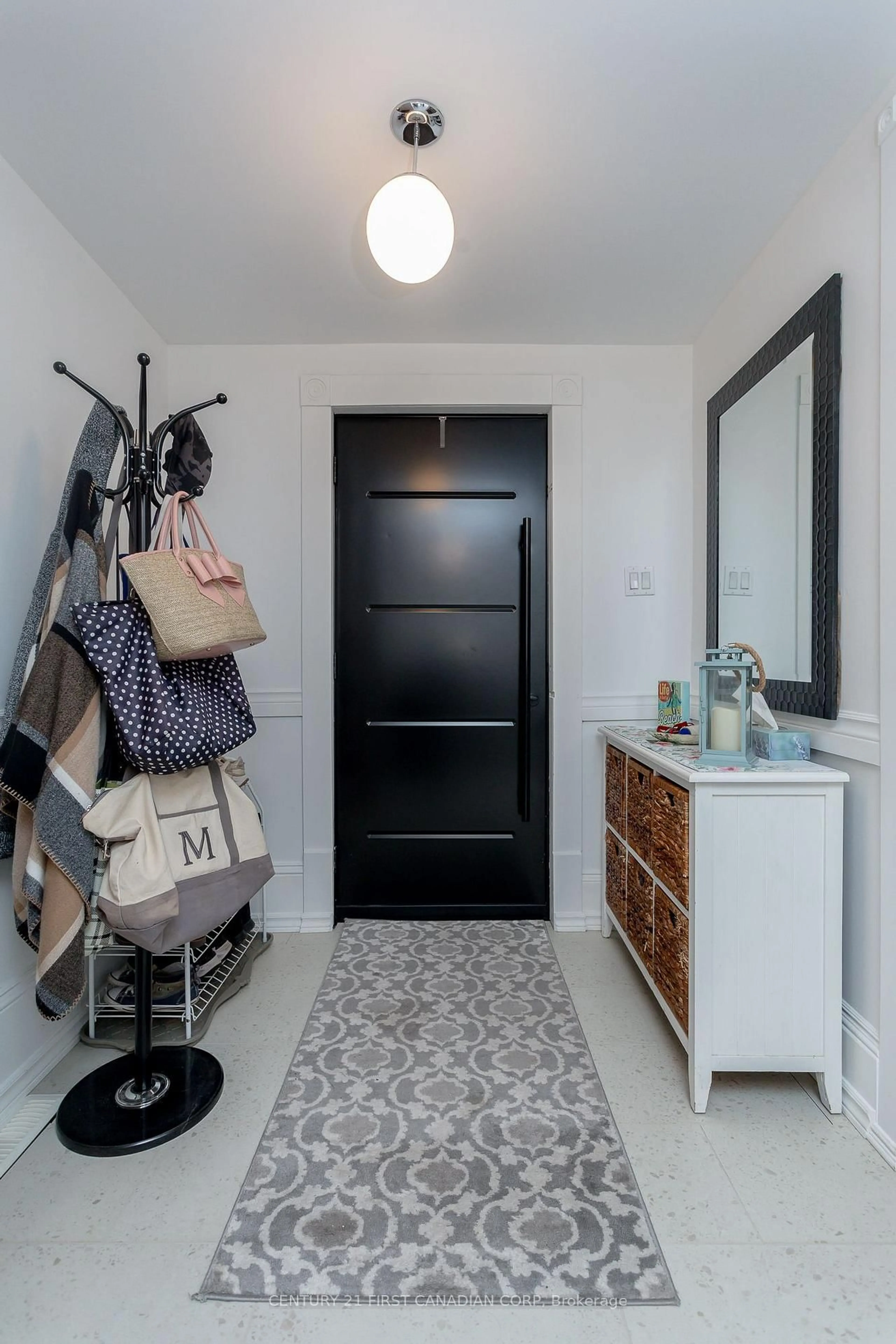 Indoor entryway for 331 Erie St, Central Elgin Ontario N5L 1E4