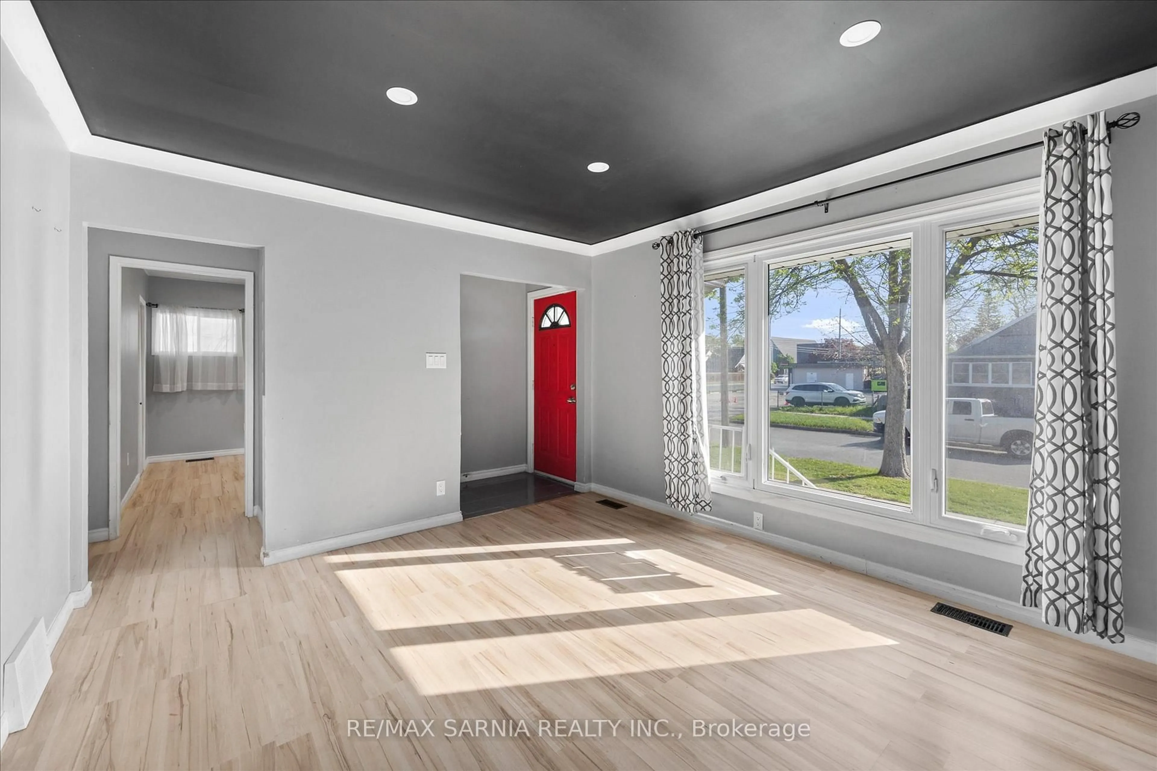 Indoor entryway for 1515 Tourangeau Rd, Windsor Ontario N8Y 4J5