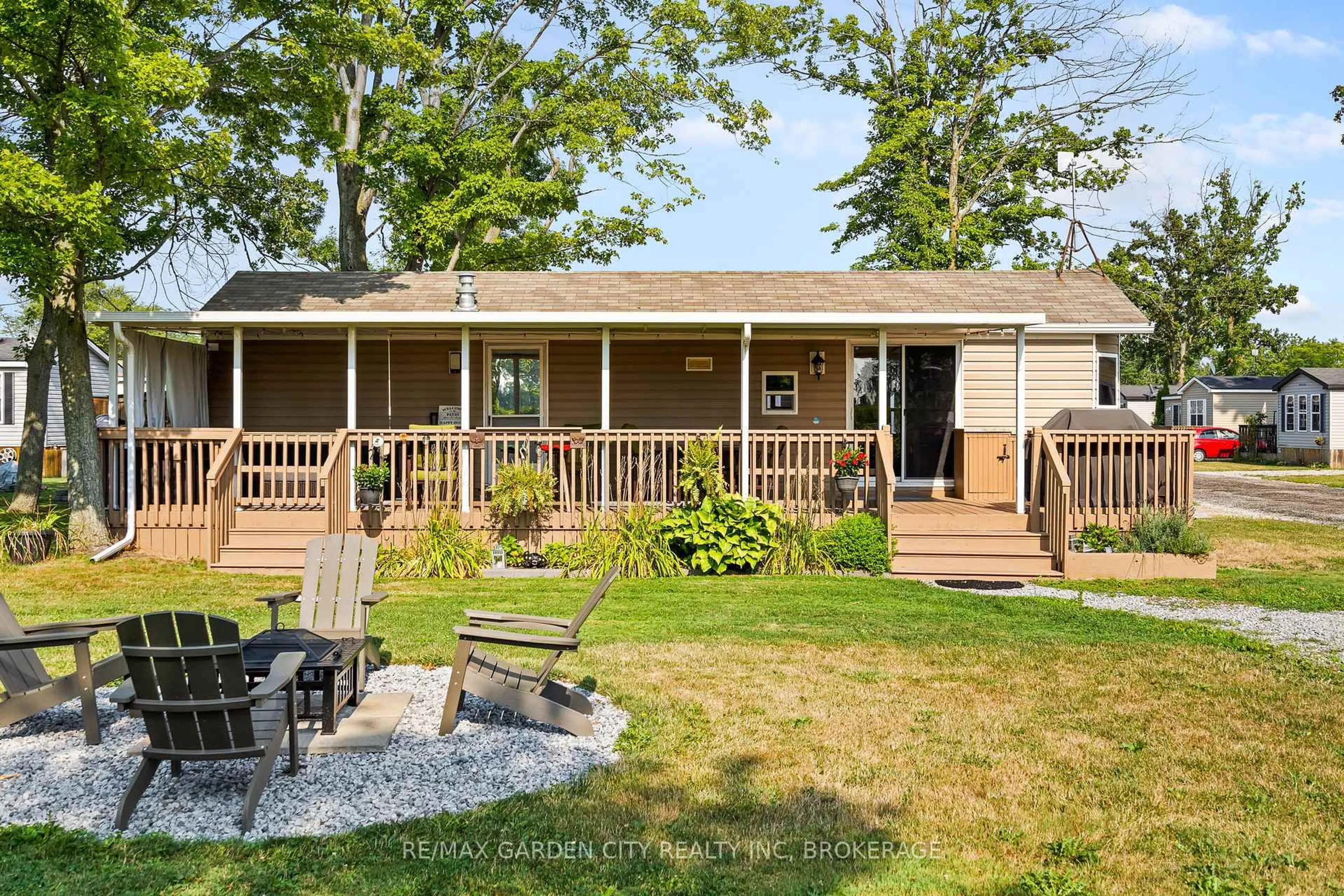 Home with vinyl exterior material, street for 1501 LINE 8 Rd #264, Niagara-on-the-Lake Ontario L0S 1J0