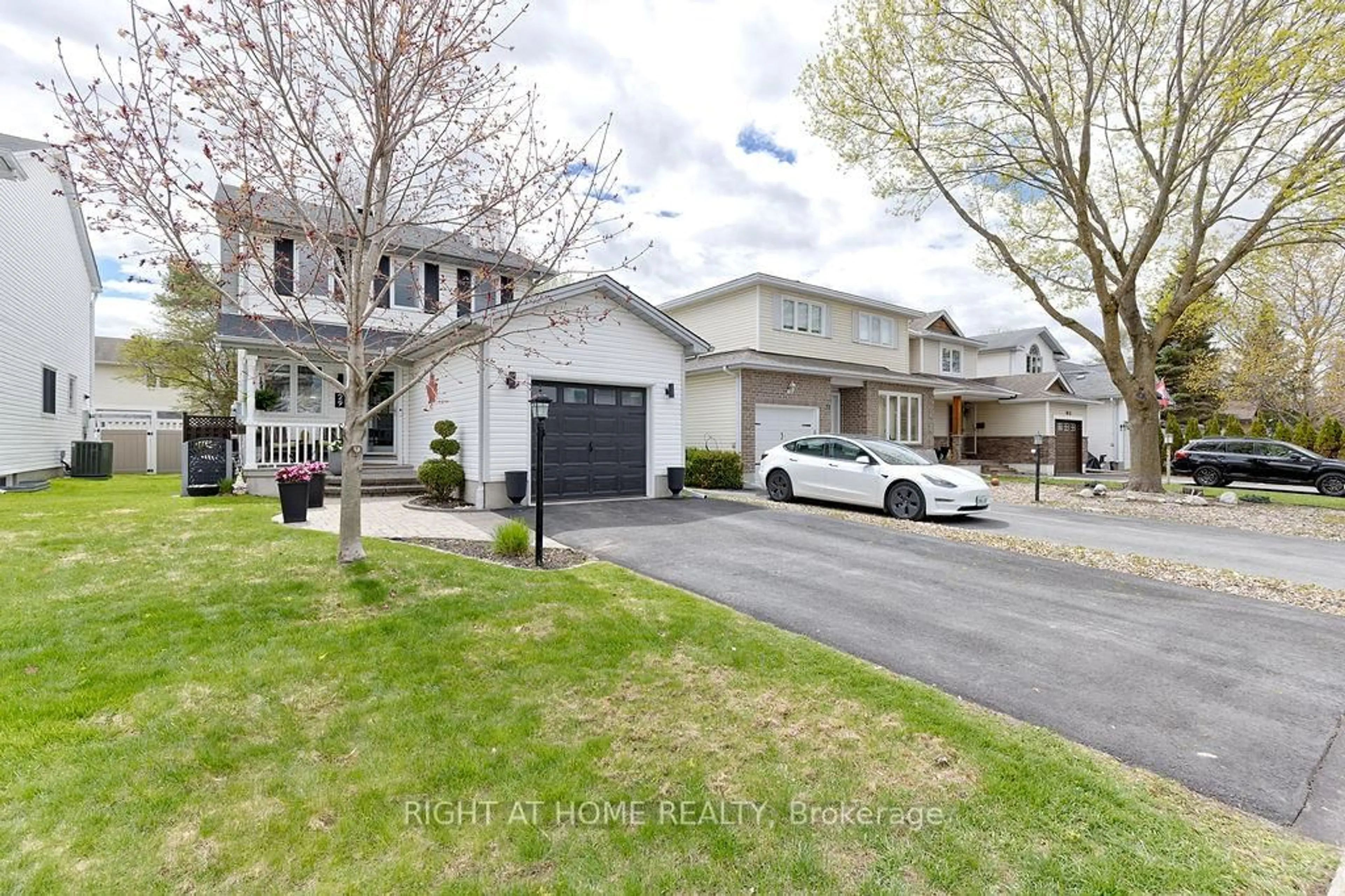 A pic from outside/outdoor area/front of a property/back of a property/a pic from drone, street for 29 Peacock Cres, Ottawa Ontario K2J 3P8