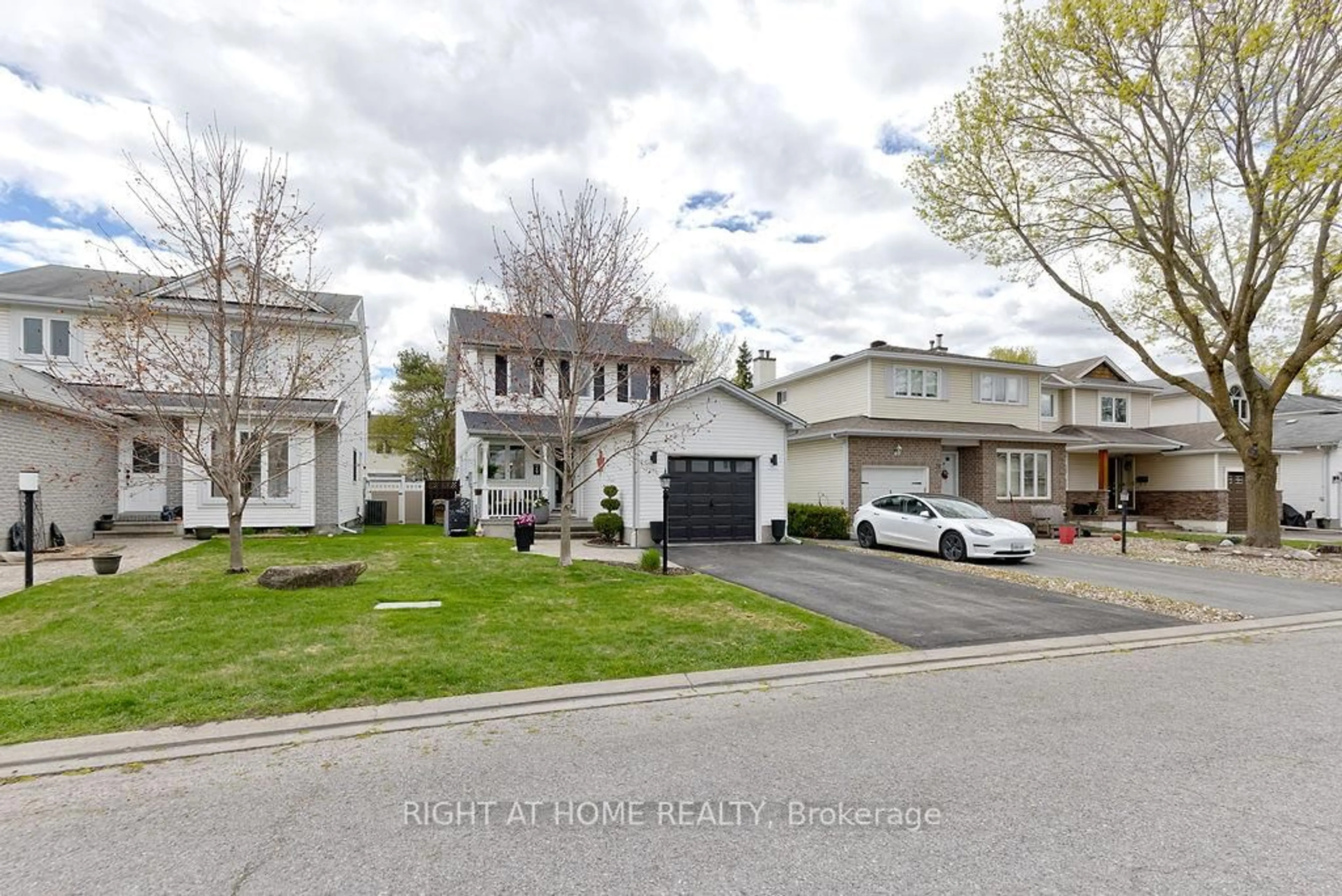 A pic from outside/outdoor area/front of a property/back of a property/a pic from drone, street for 29 Peacock Cres, Ottawa Ontario K2J 3P8
