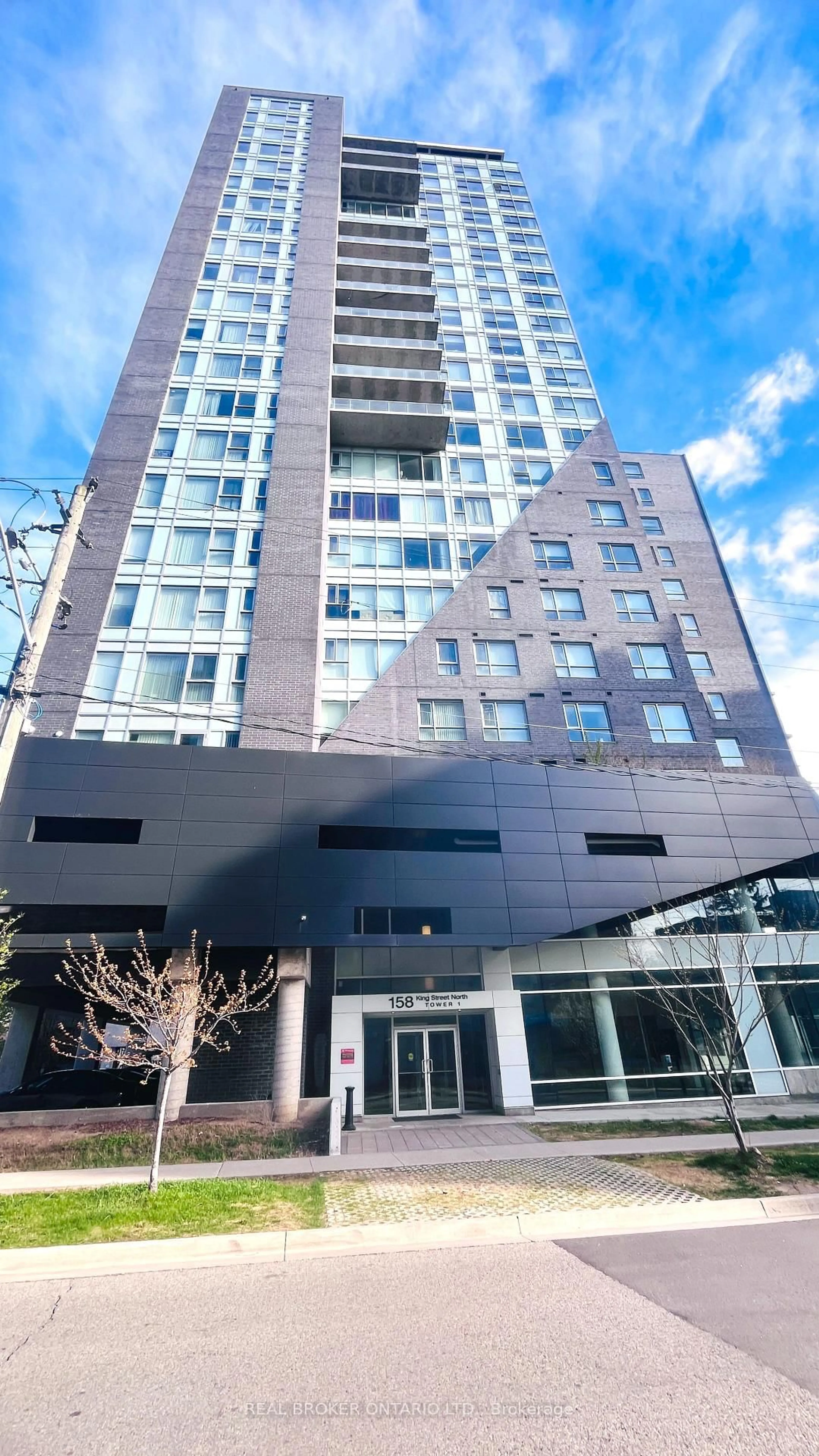 Indoor foyer for 158 KING St #2204, Waterloo Ontario N2J 0E5