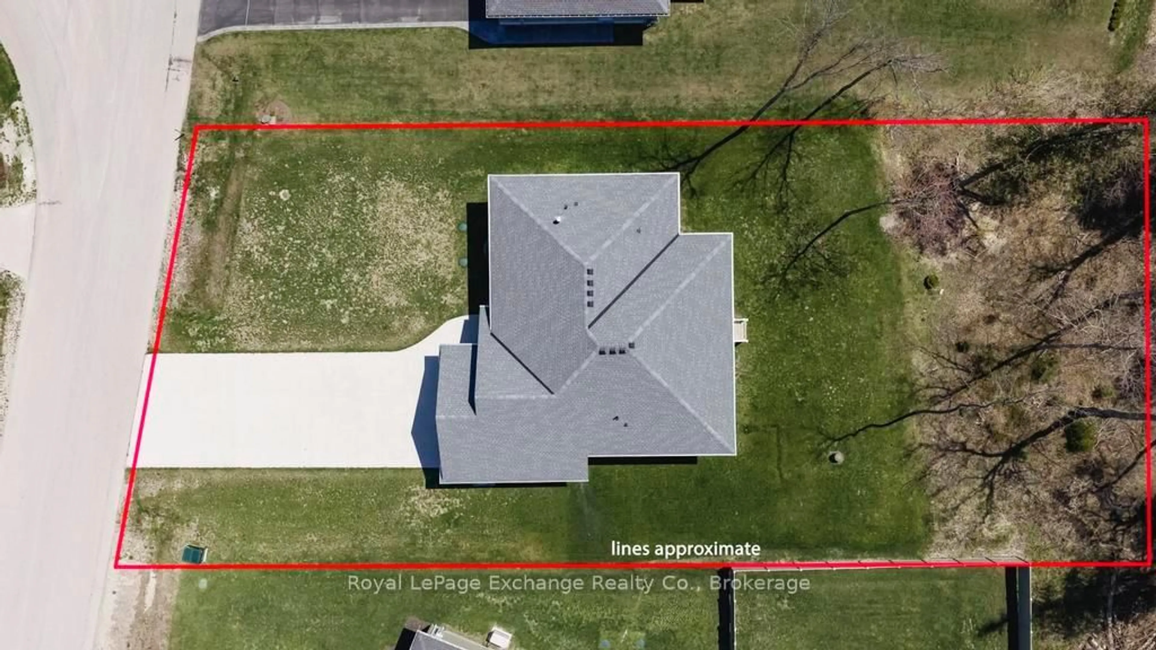 A pic from outside/outdoor area/front of a property/back of a property/a pic from drone, building for 14 Sunset Pl, Huron-Kinloss Ontario N2Z 2X3