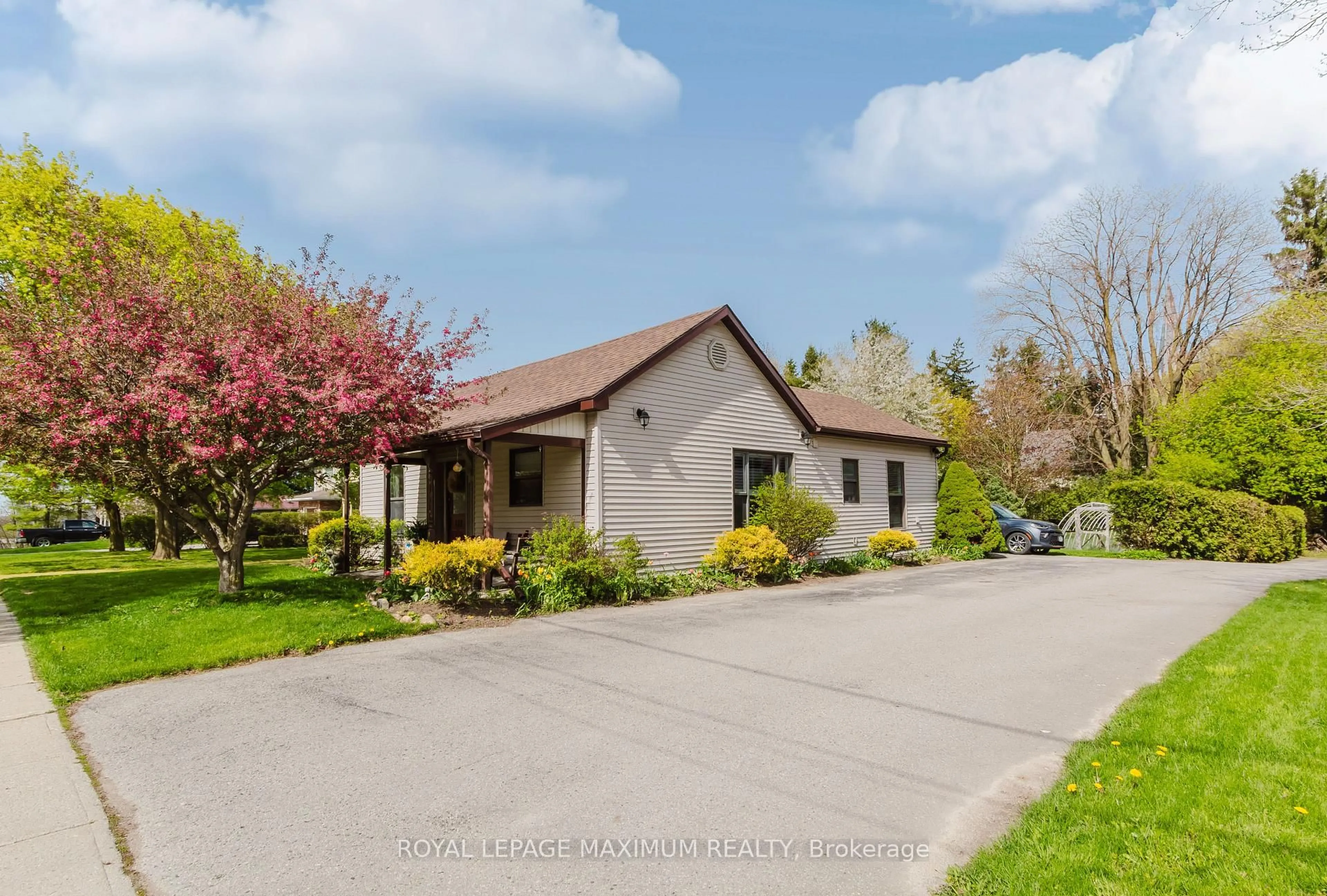 A pic from outside/outdoor area/front of a property/back of a property/a pic from drone, street for 137 Church St, St. Marys Ontario N4X 1A9