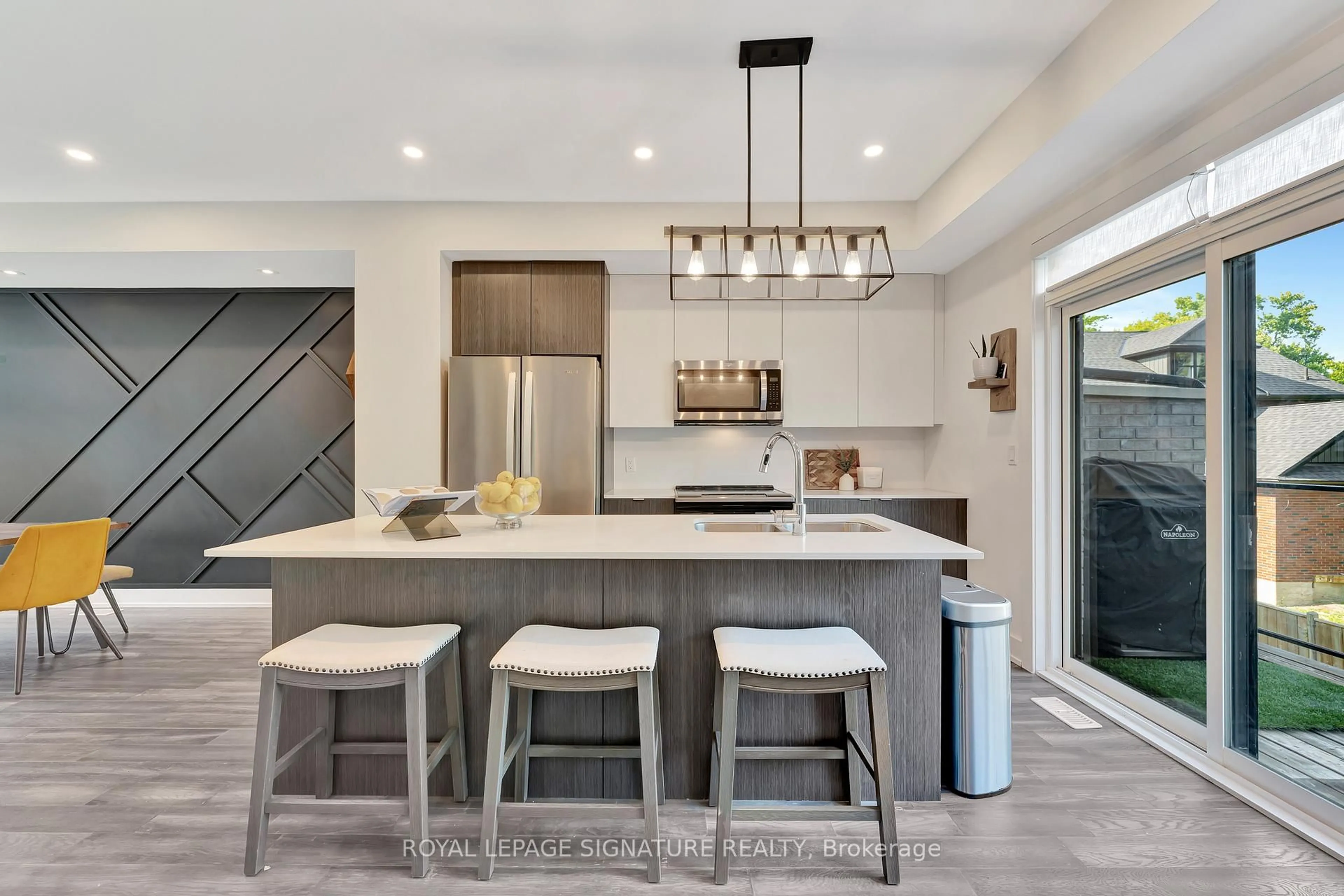 Open concept kitchen, ceramic/tile floor for 107 Concession St #4, Cambridge Ontario N1R 0C1
