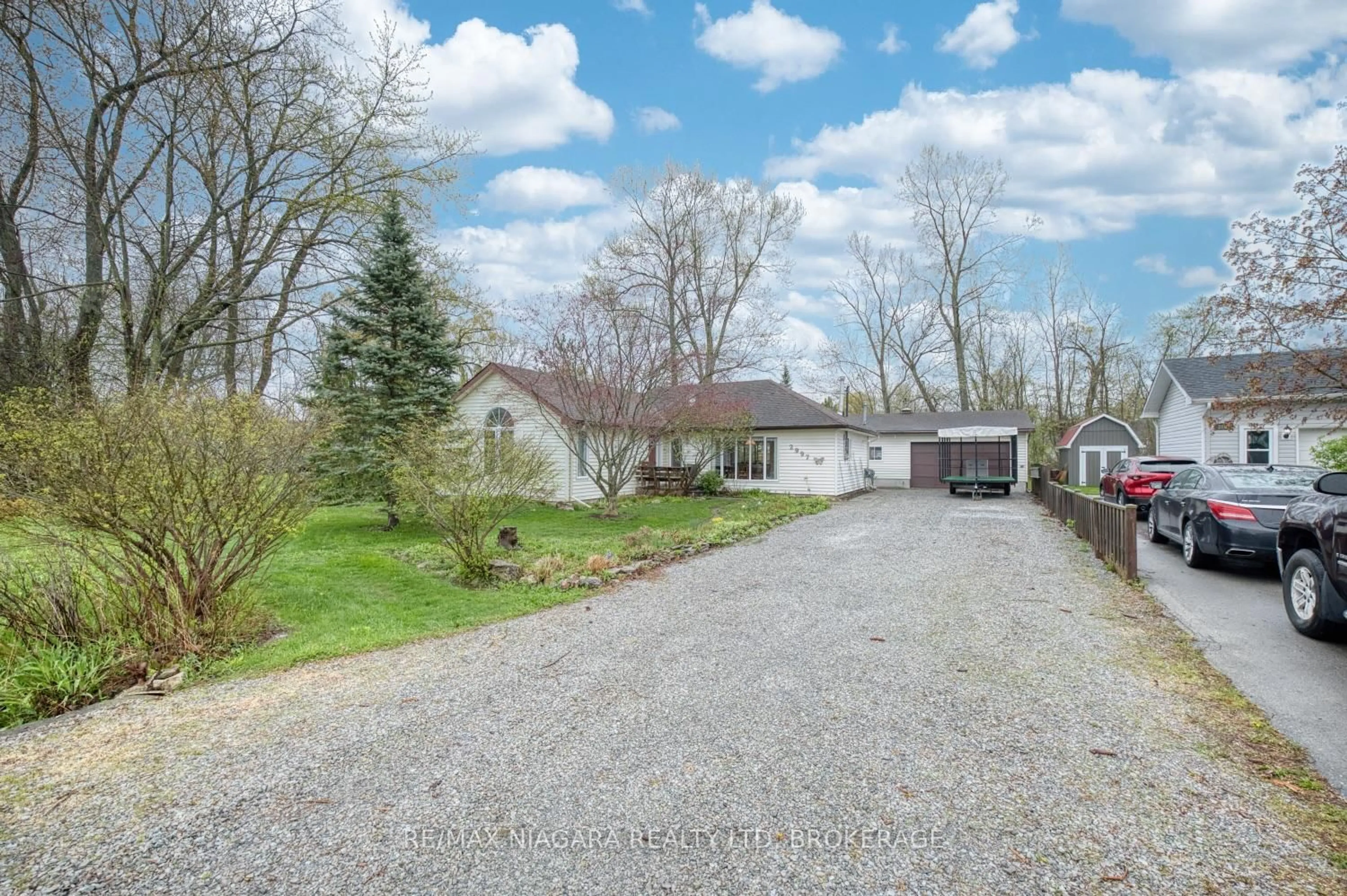 A pic from outside/outdoor area/front of a property/back of a property/a pic from drone, street for 2997 Poplar Ave, Fort Erie Ontario L0S 1N0