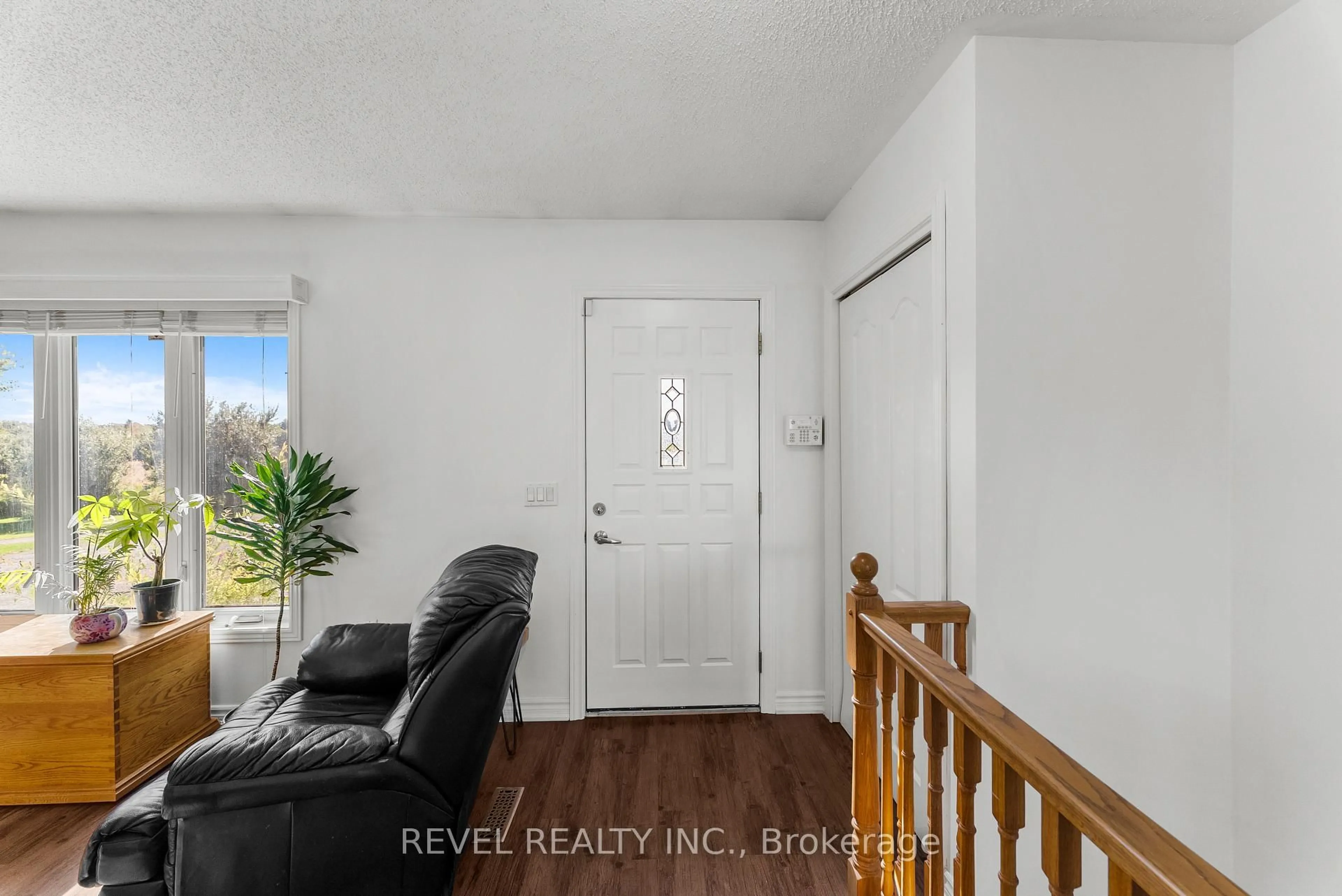 Indoor entryway for 572 6th Line, Port Hope Ontario L0A 1J0