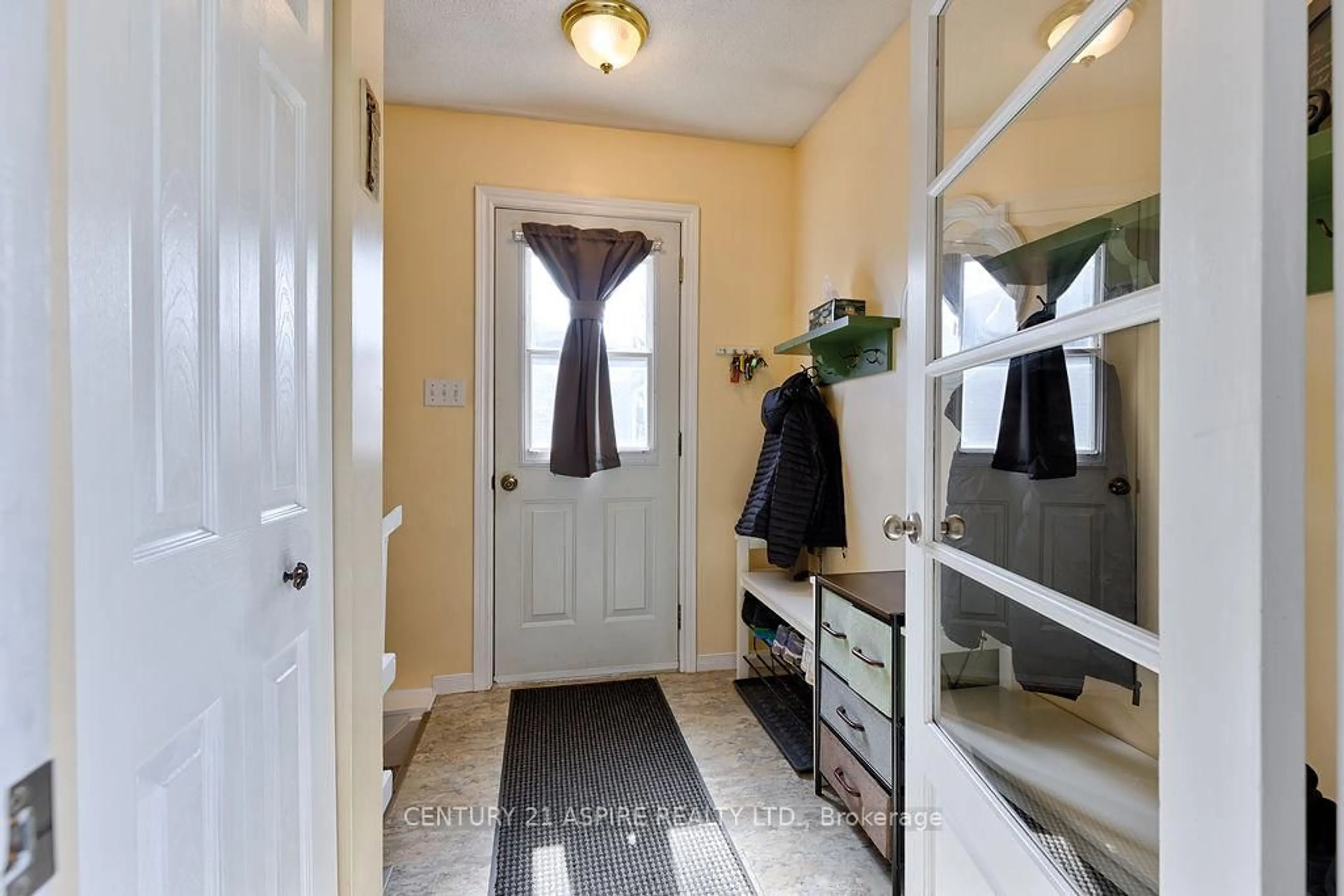 Indoor entryway for 62 Herman St, Petawawa Ontario K8H 1W2