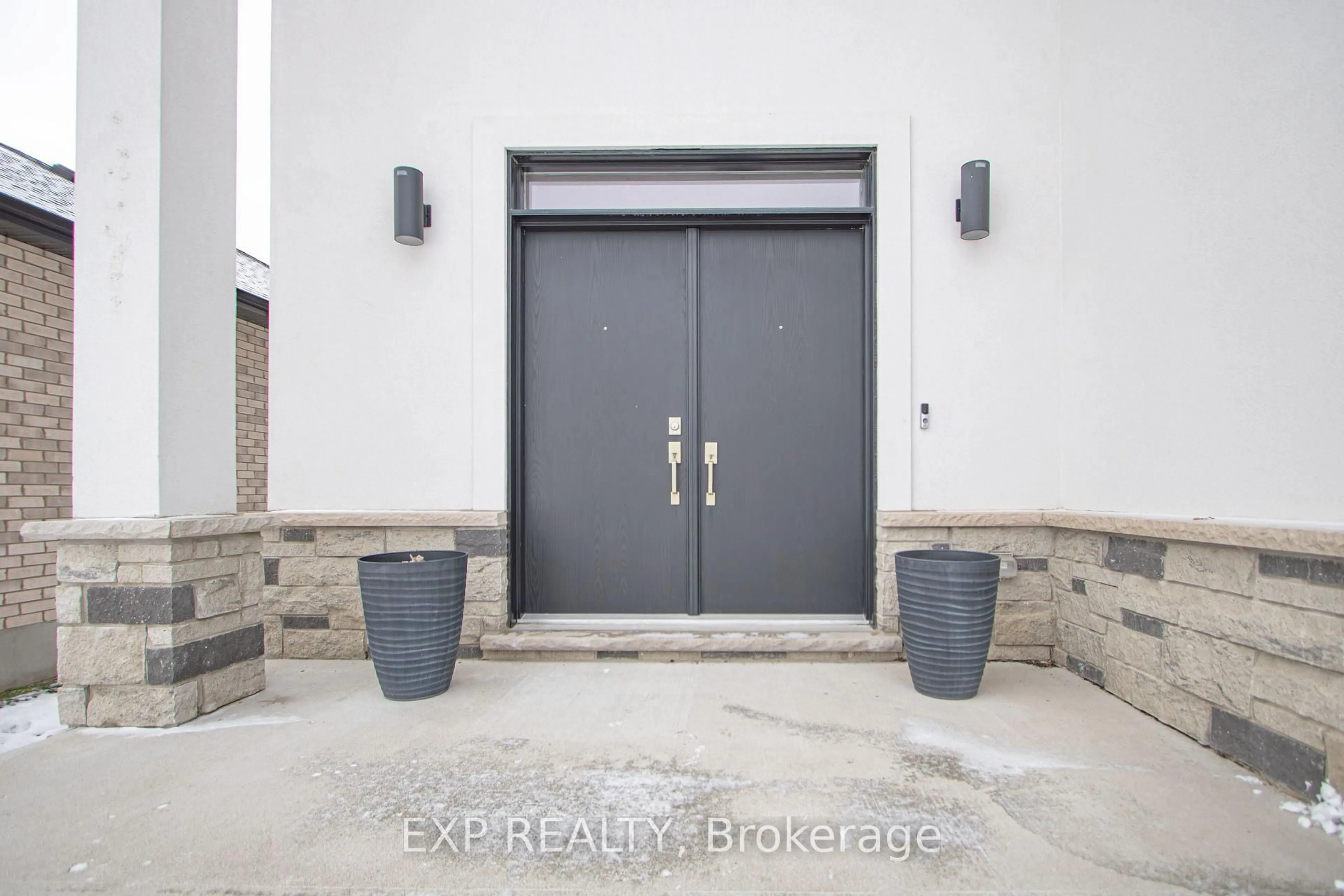 Indoor entryway for 3291 REGIMENT Rd, London South Ontario N6P 0G5