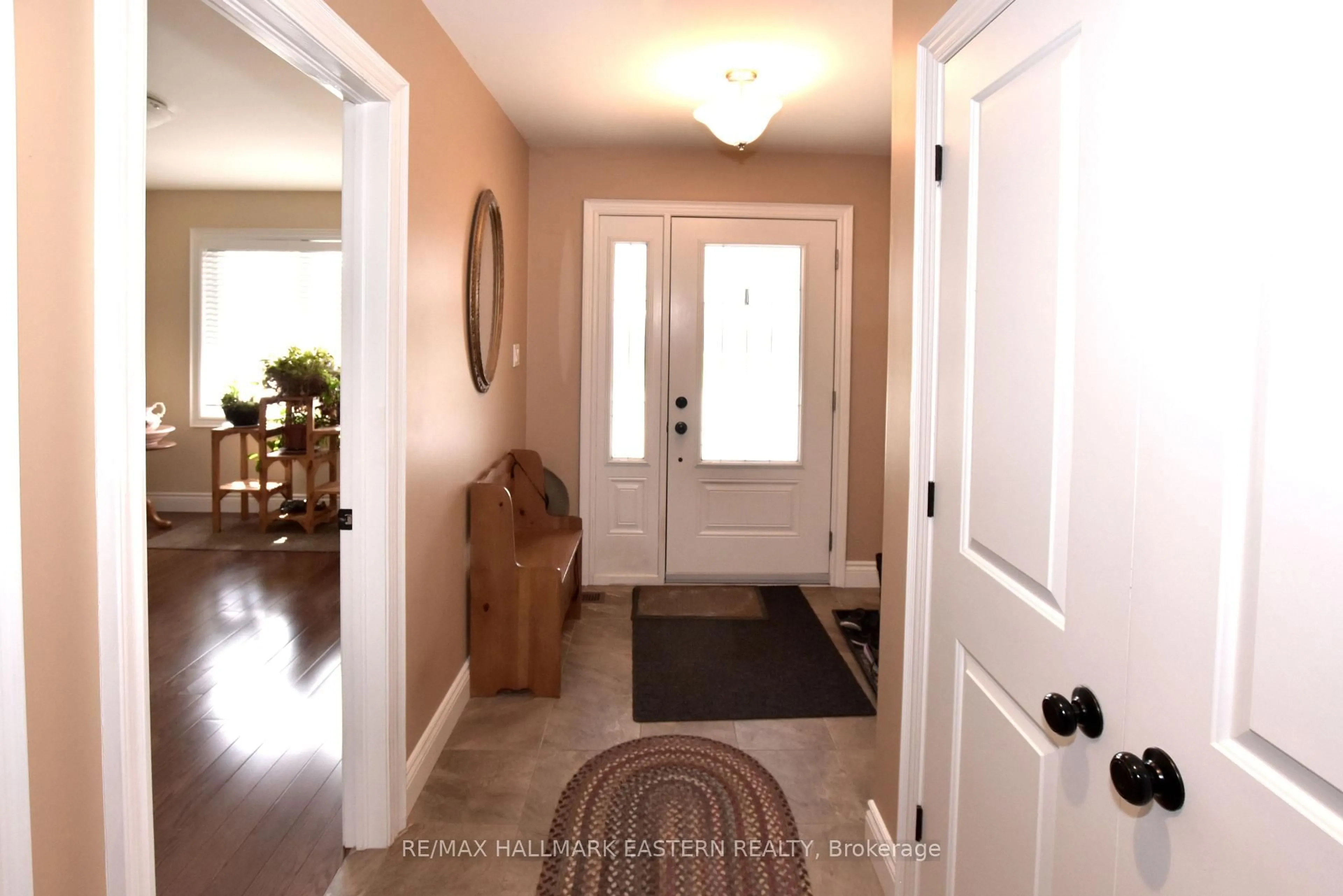 Indoor entryway for 428 Raymond St, Peterborough Ontario K9L 1R2