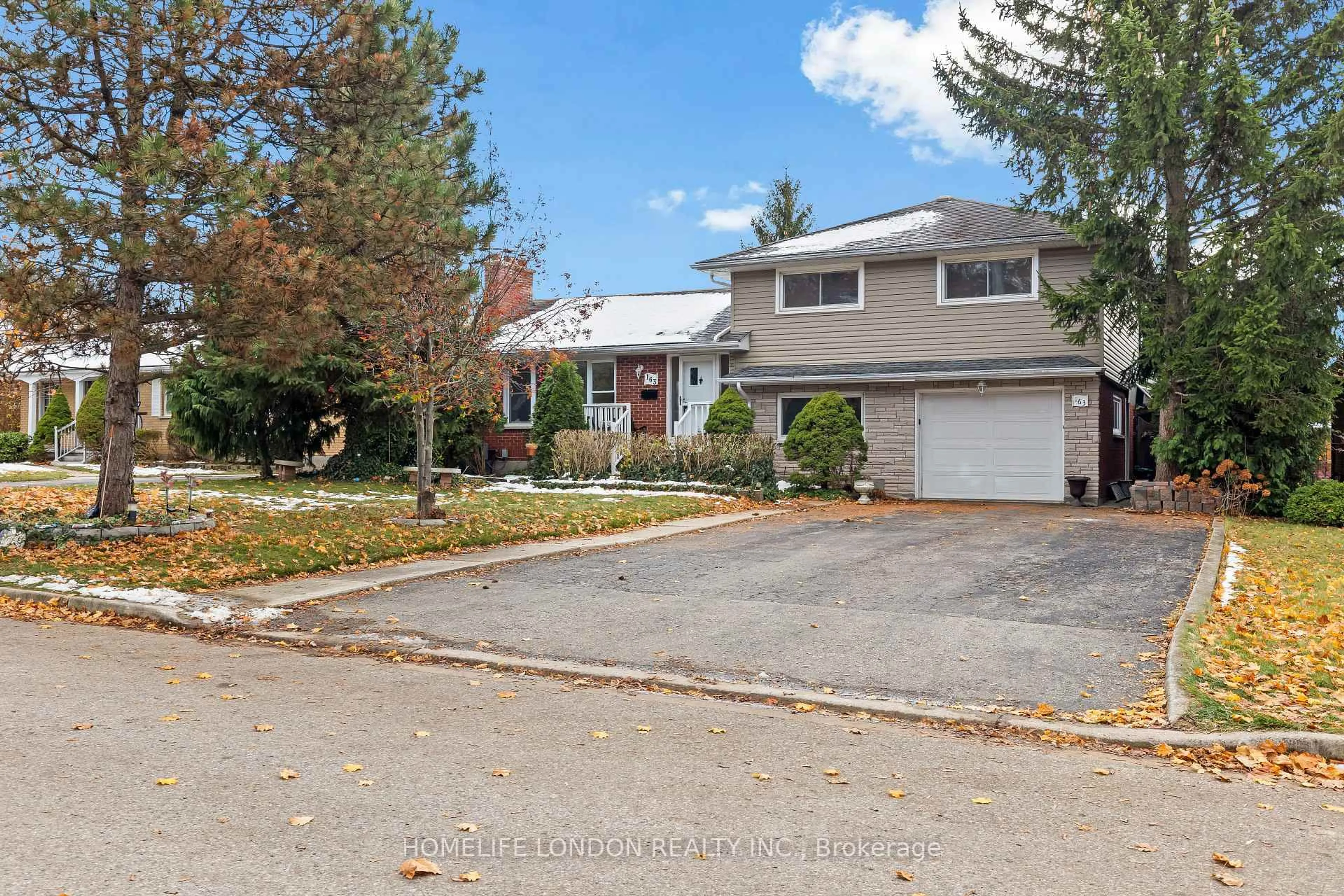 A pic from outside/outdoor area/front of a property/back of a property/a pic from drone, street for 163 Centre St, London South Ontario N6J 1T7