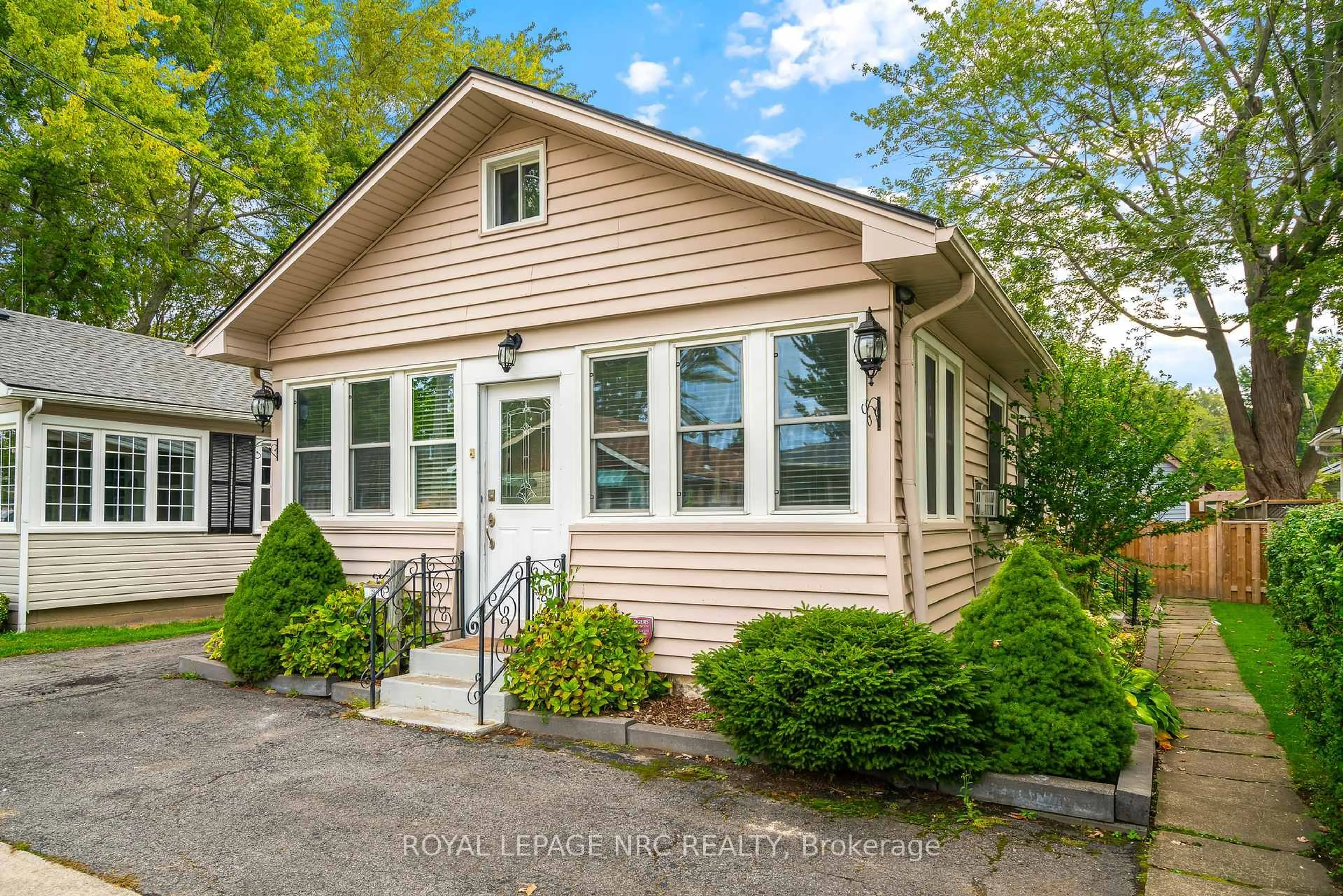 Home with vinyl exterior material, street for 310 Eastwood Ave, Fort Erie Ontario L0S 1B0